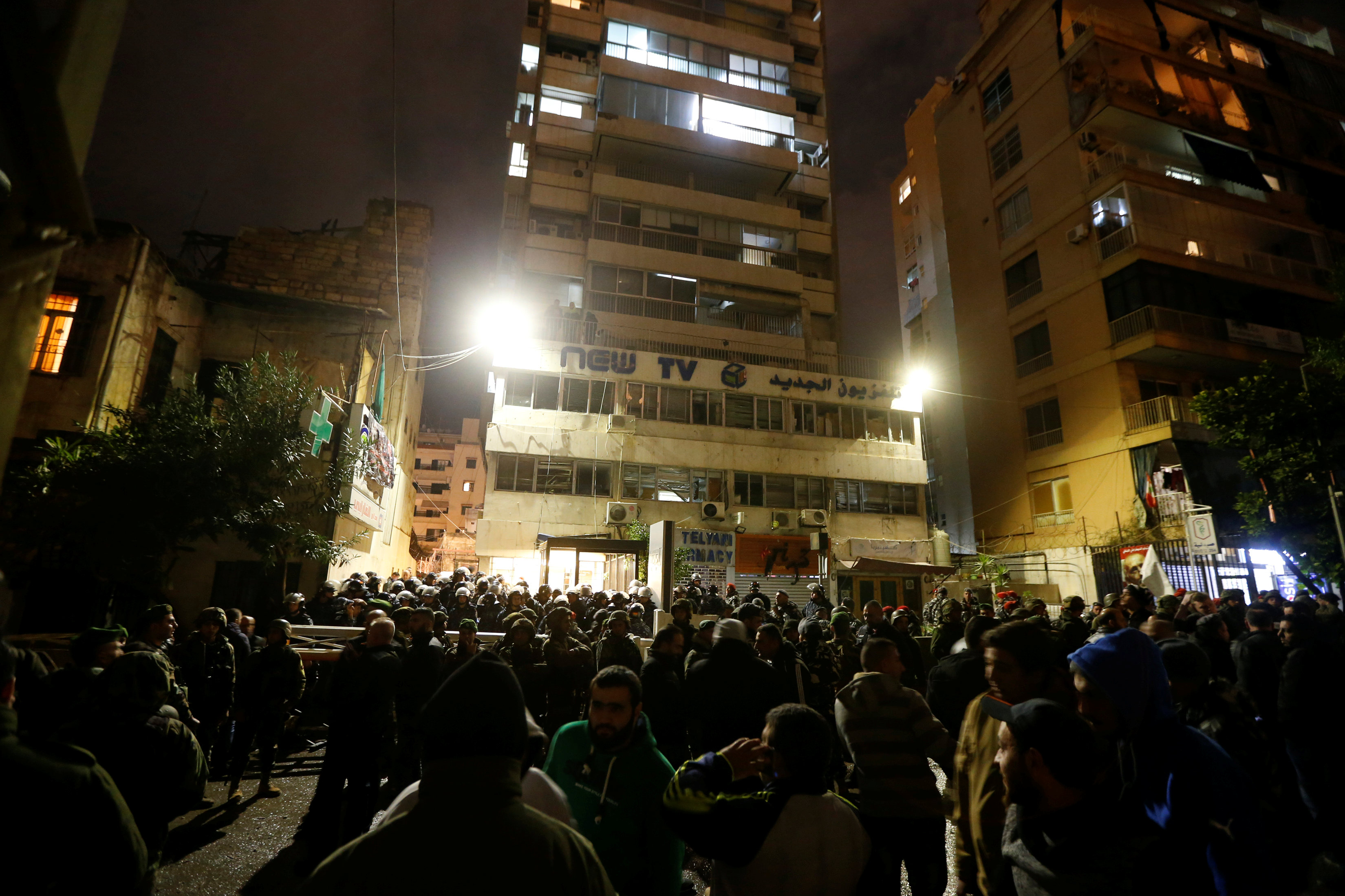 شيعة يهاجمون مقر قناة تلفزيونية لبنانية بدعوى إهانة رجل دين