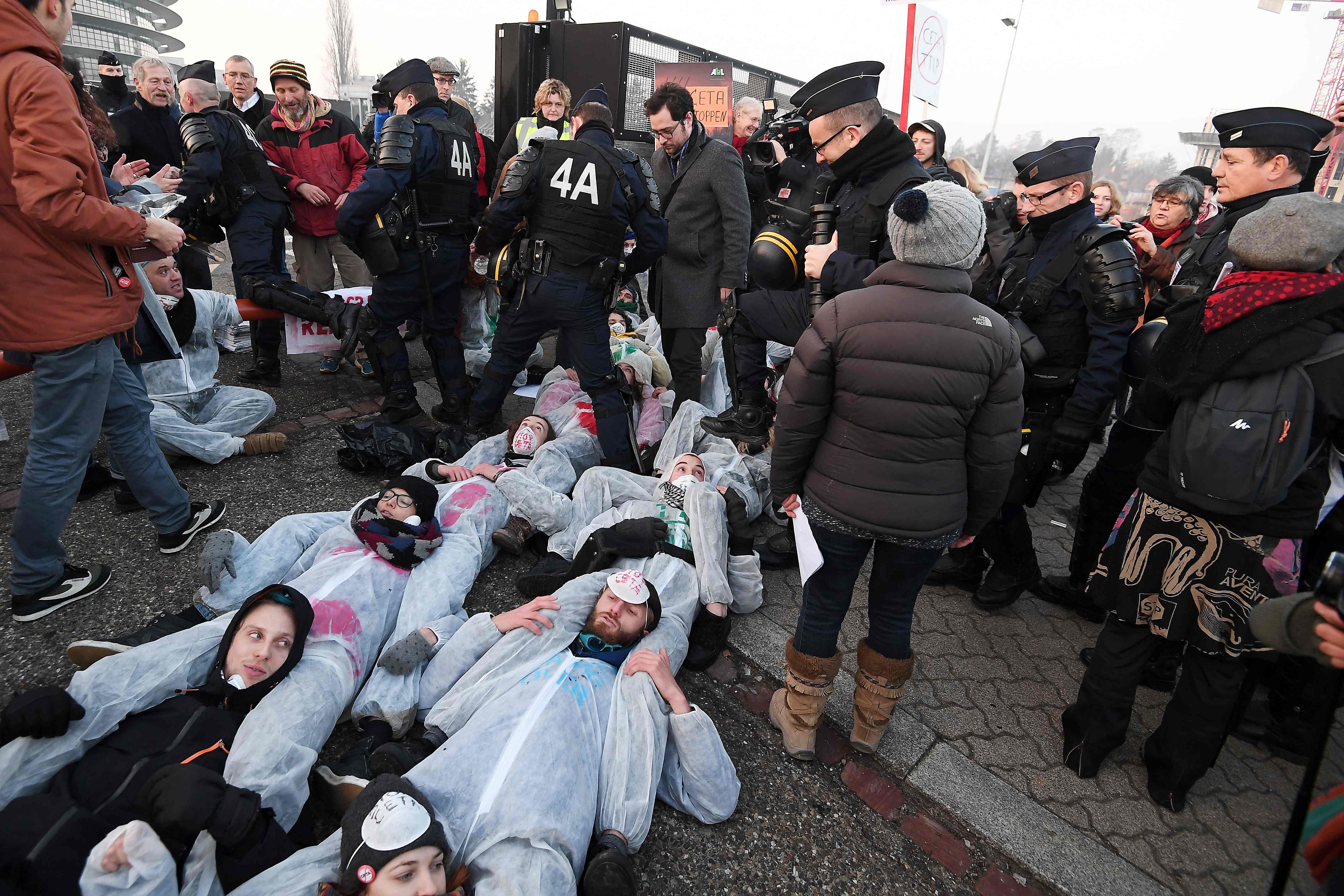 الشرطة الفرنسية فى محيط مظاهرة أمام البرلمان الأوروبى ضد اتفاقية اقتصادية بين الاتحاد الأوروبى وكندا