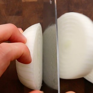 تقطيع البصل لشرائح 