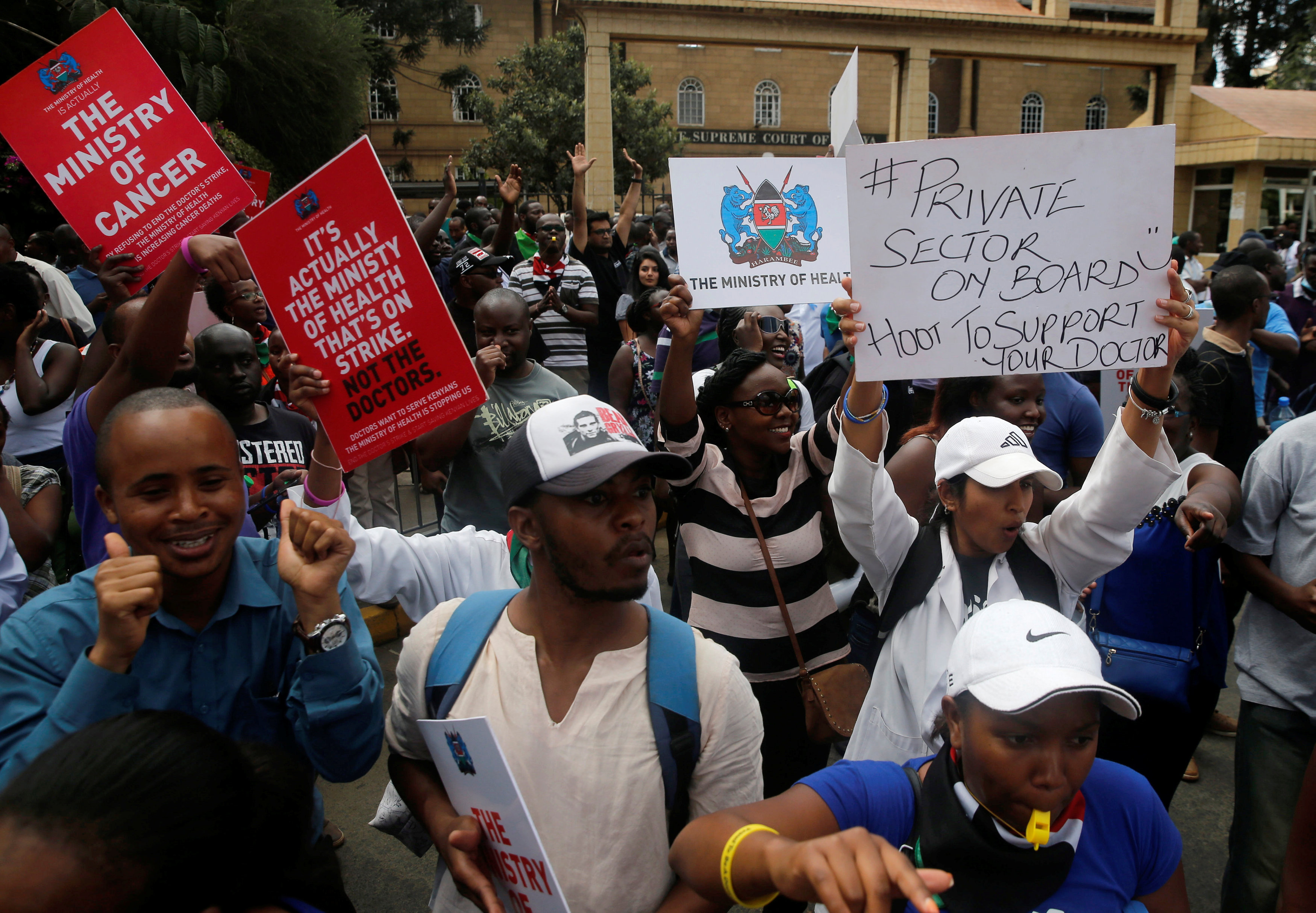 أطباء يتظاهرون أمام محكمة الاستئناف فى كينيا انتظارًا للإفرج عن زملائهم