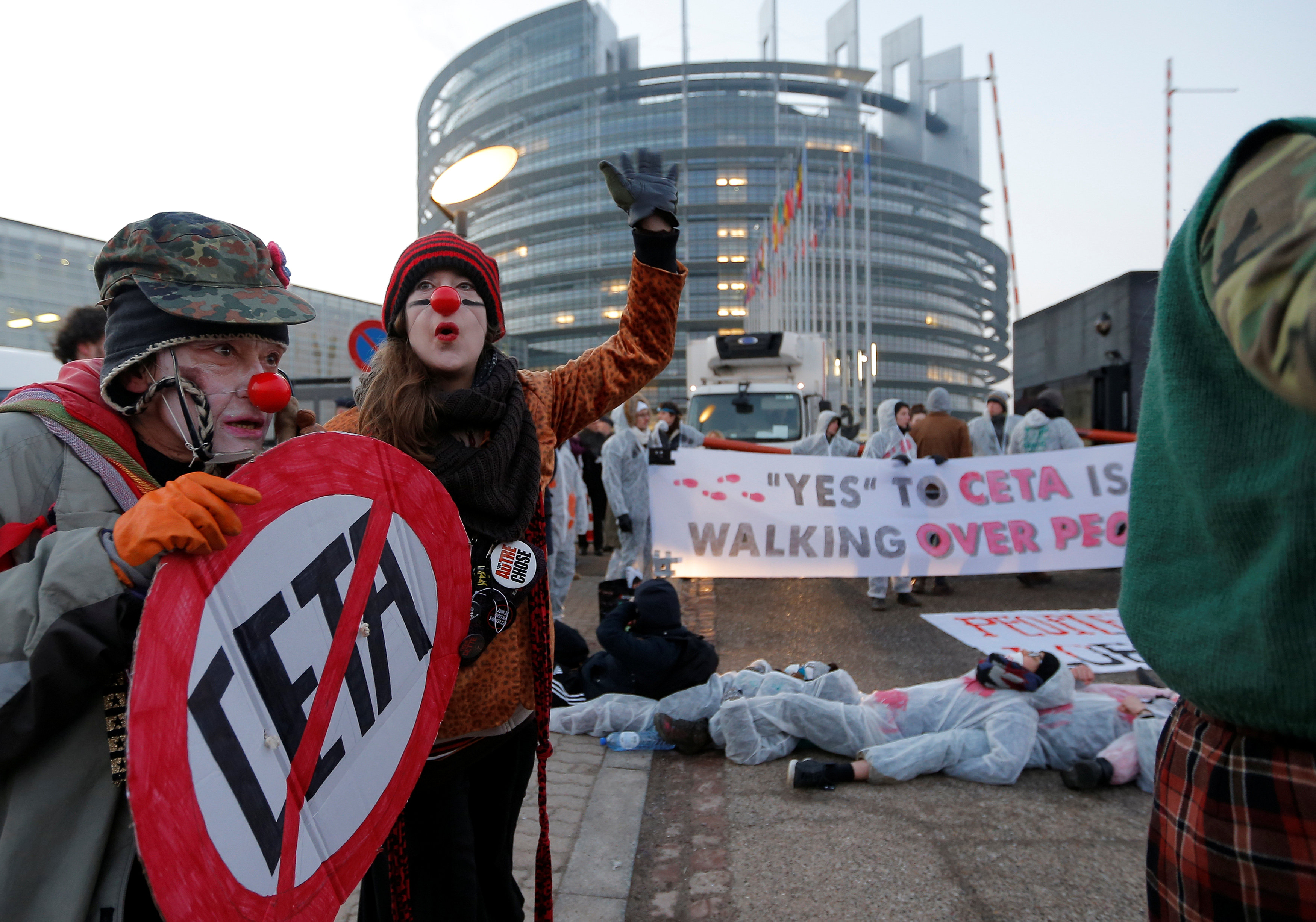 متظاهرون يتشبهون بالبهلوانات فى مظاهرة ضد اتفاقية اقتصادية بين الاتحاد الأوروبى وكندا