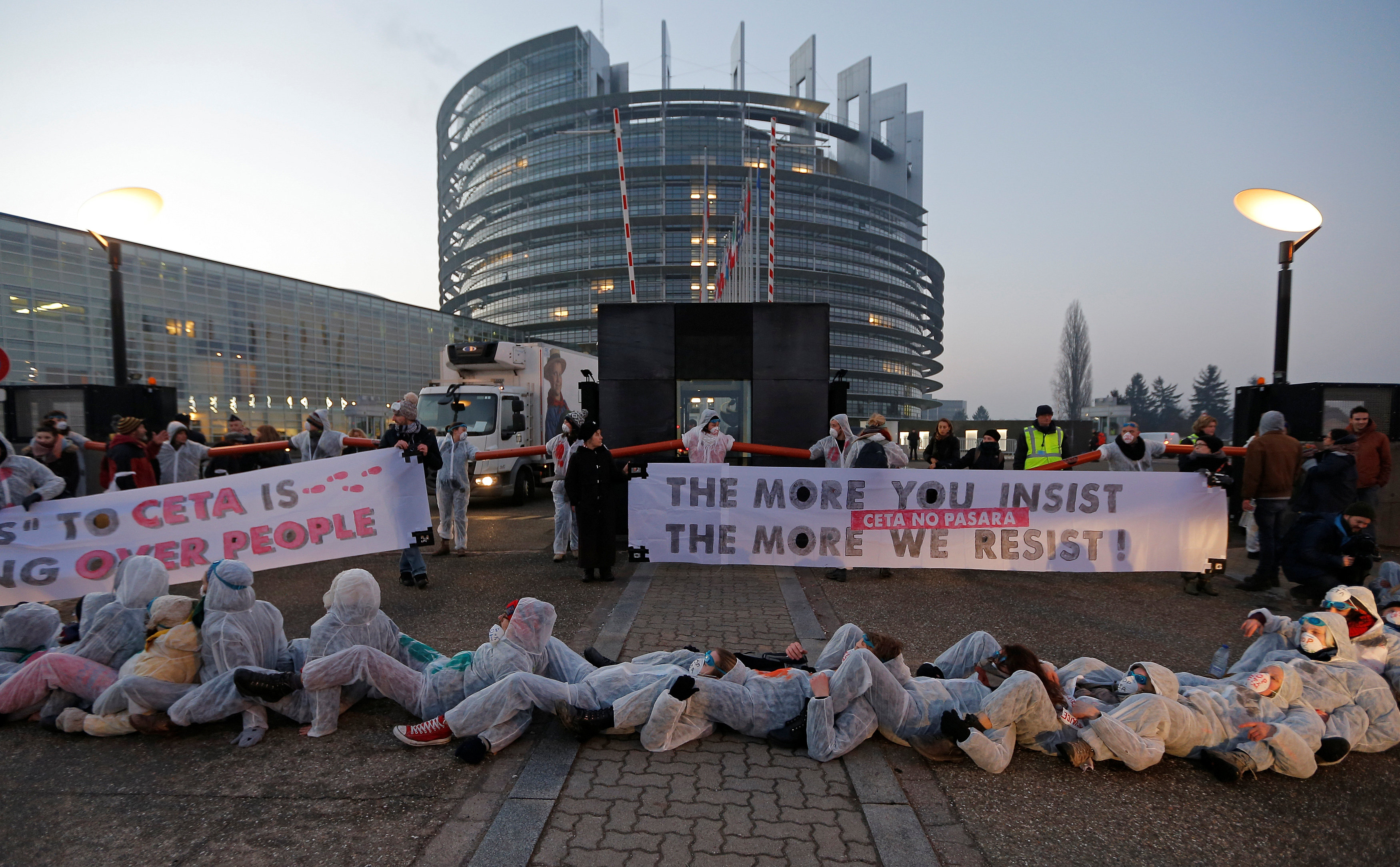 مظاهرات أمام البرلمان الأوروبى للاحتجاج على اتفاقية اقتصادية بين الاتحاد الأوروبى وكندا