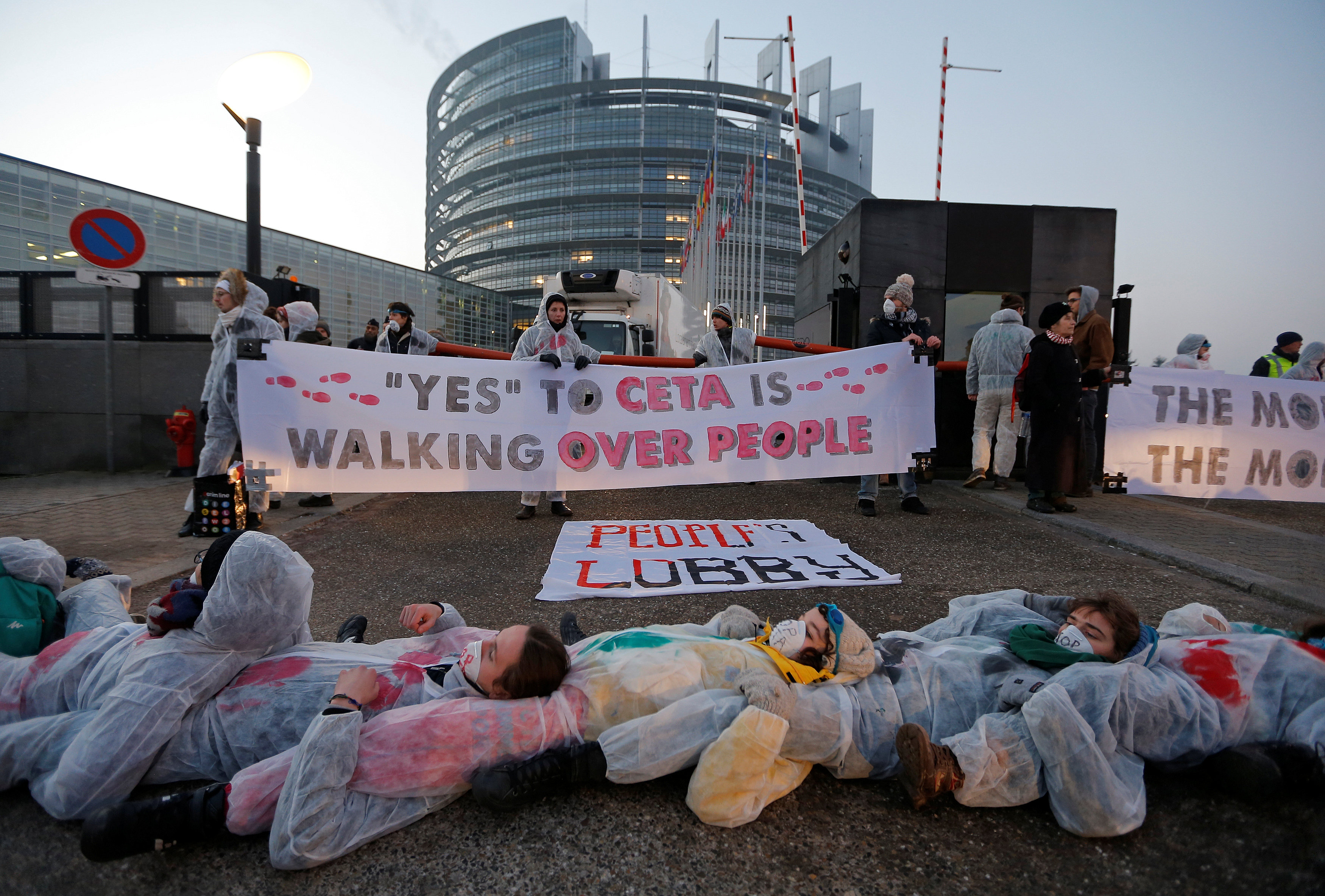متظاهرو ن يمثلون مشهد موت فى احتجاج على اتفاقية اقتصادية بين الاتحاد الأوروبى وكندا