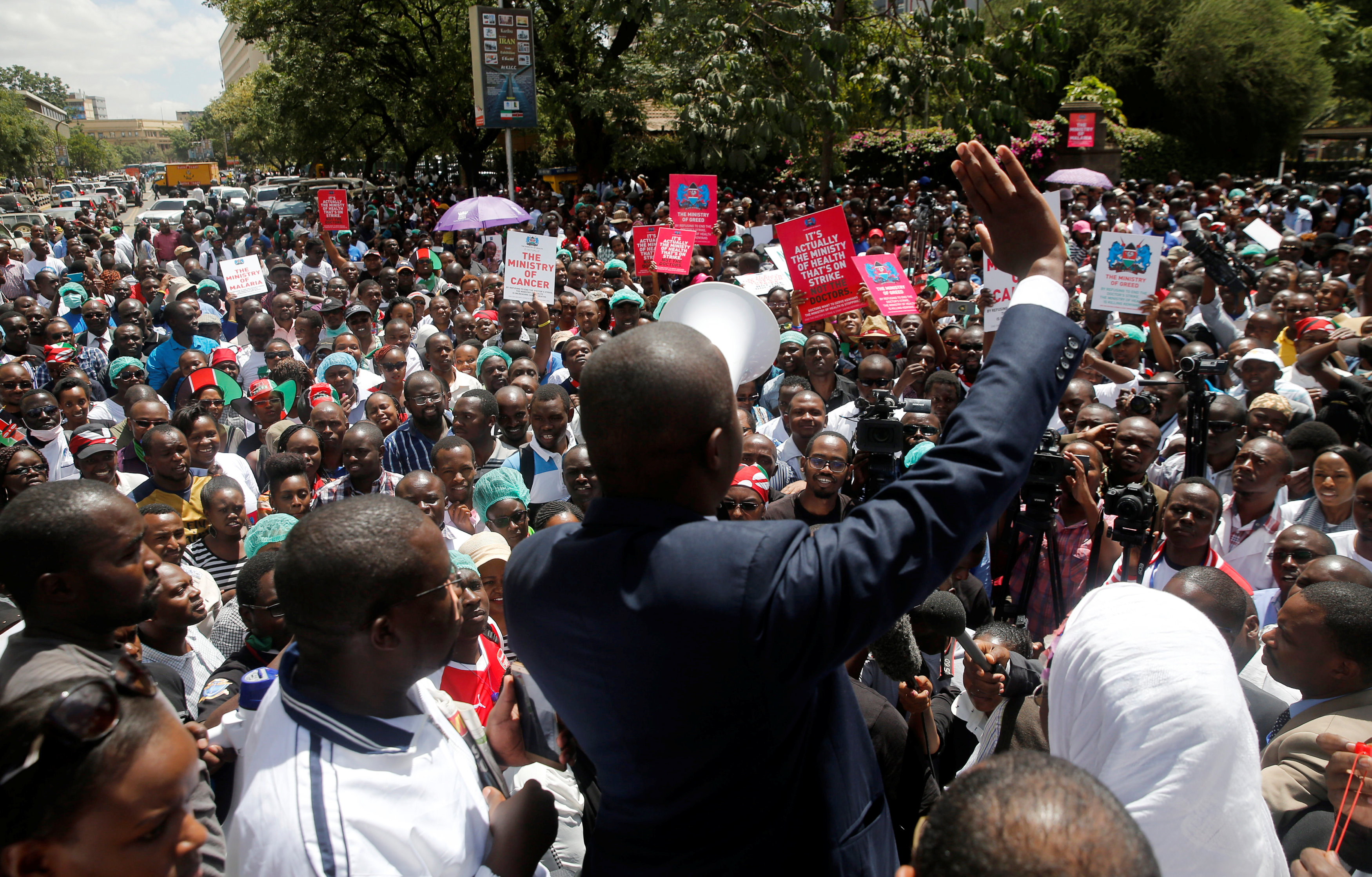 أحد الأطباء يخطب فى زملائه خلال مظاهرة أمام محكمة الاستئناف فى كينيا