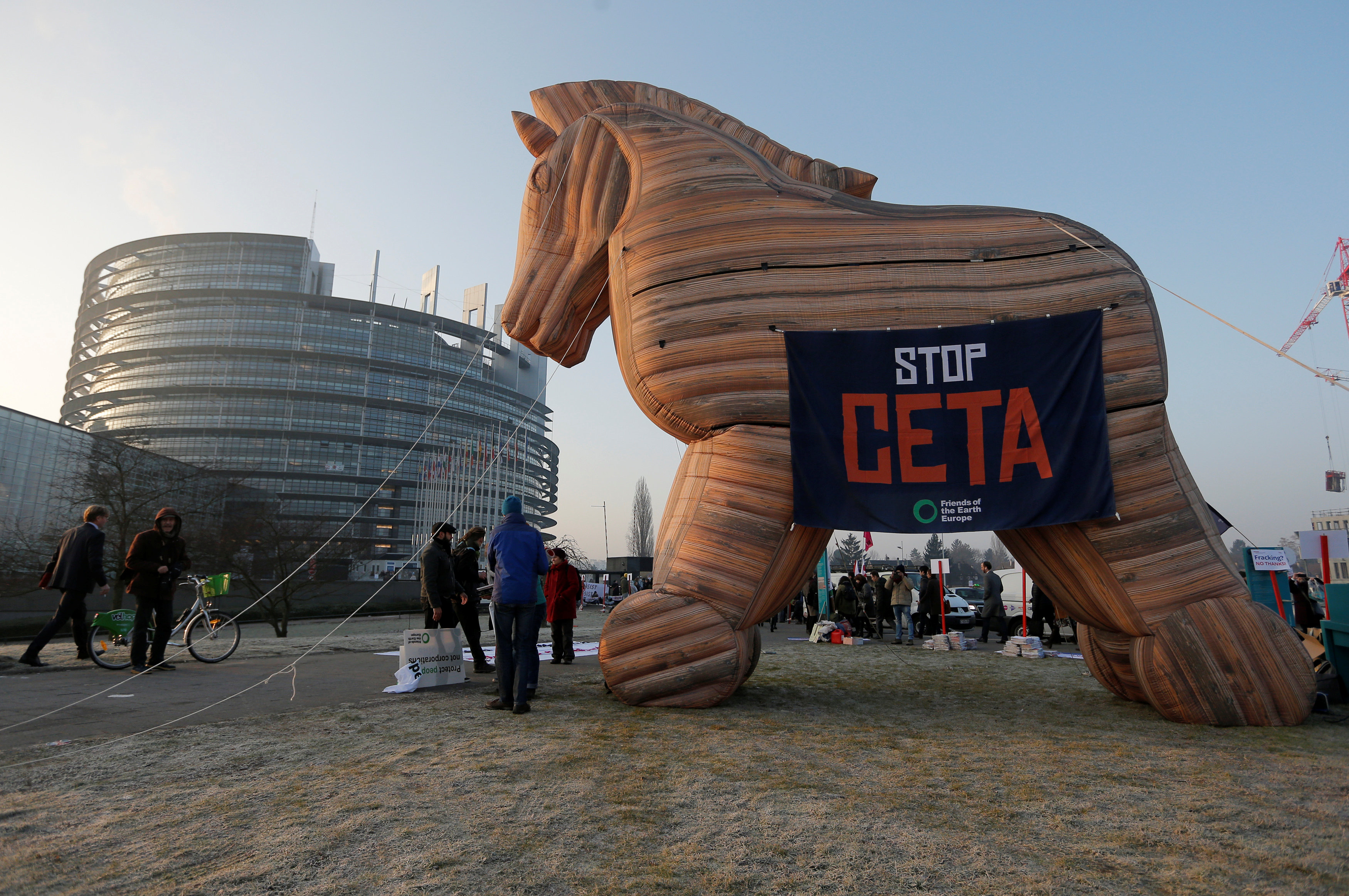 متظاهرون يستخدمون حصان طروادة فى مظاهرة ضد اتفاقية اقتصادية بين الاتحاد الأوروبى وكندا