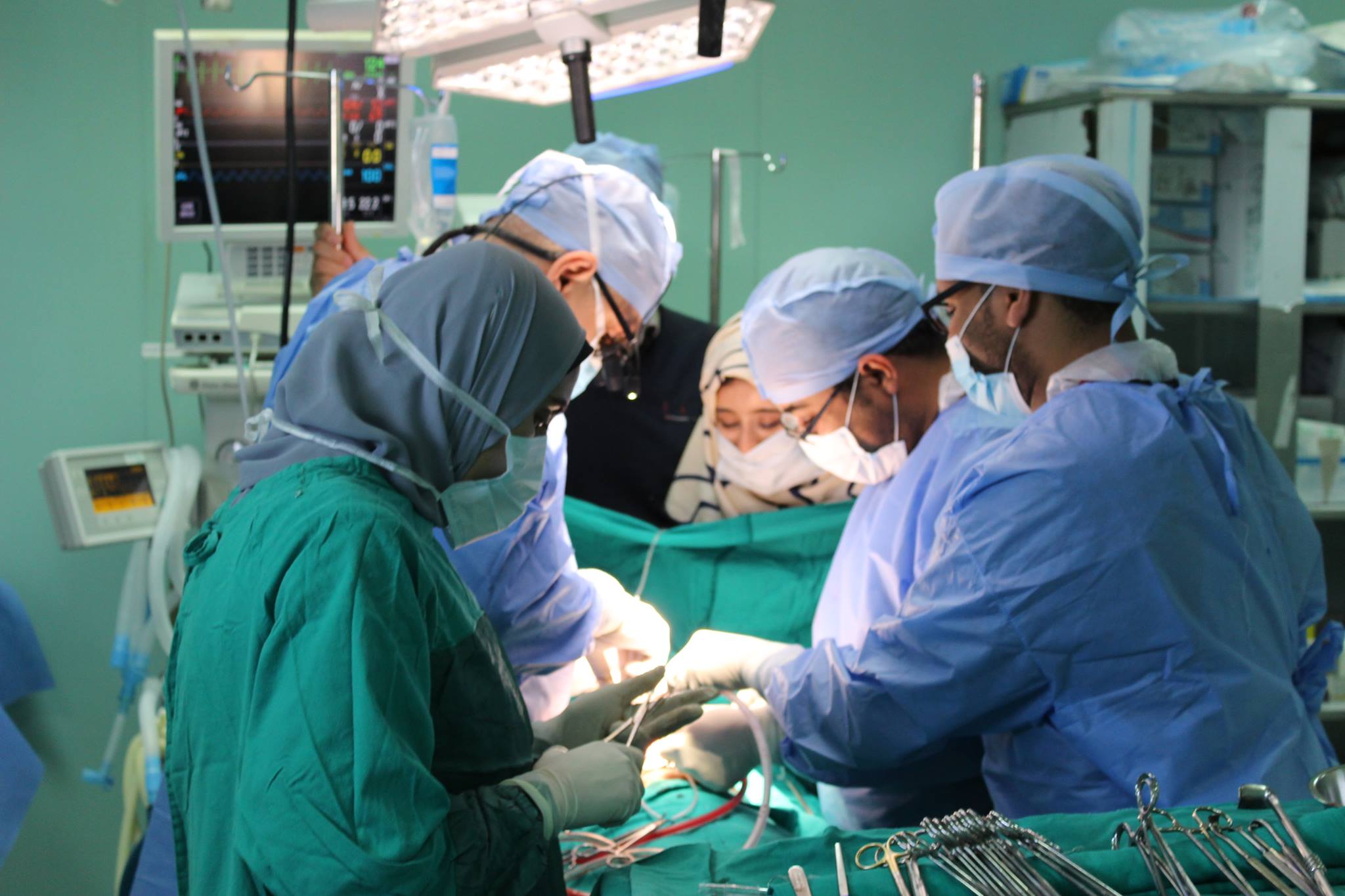 الفريق الطبى أثناء إجراء العمليات 