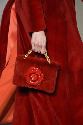 حقيبة مميزة بعرض أزياء OSCAR DE LA RENTA