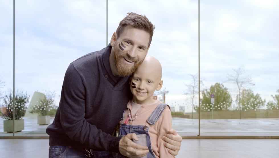 ميسي مع احد الاطفال المرضى بالسرطان