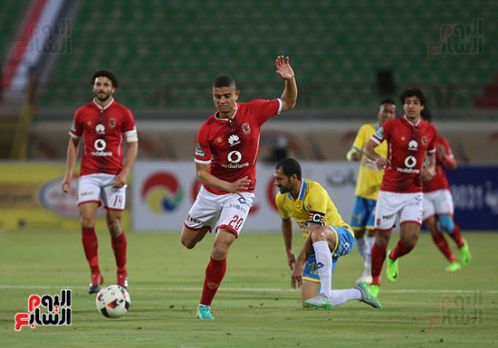 سعد سمير يستخلص الكرة من امام حسني عبد ربه 