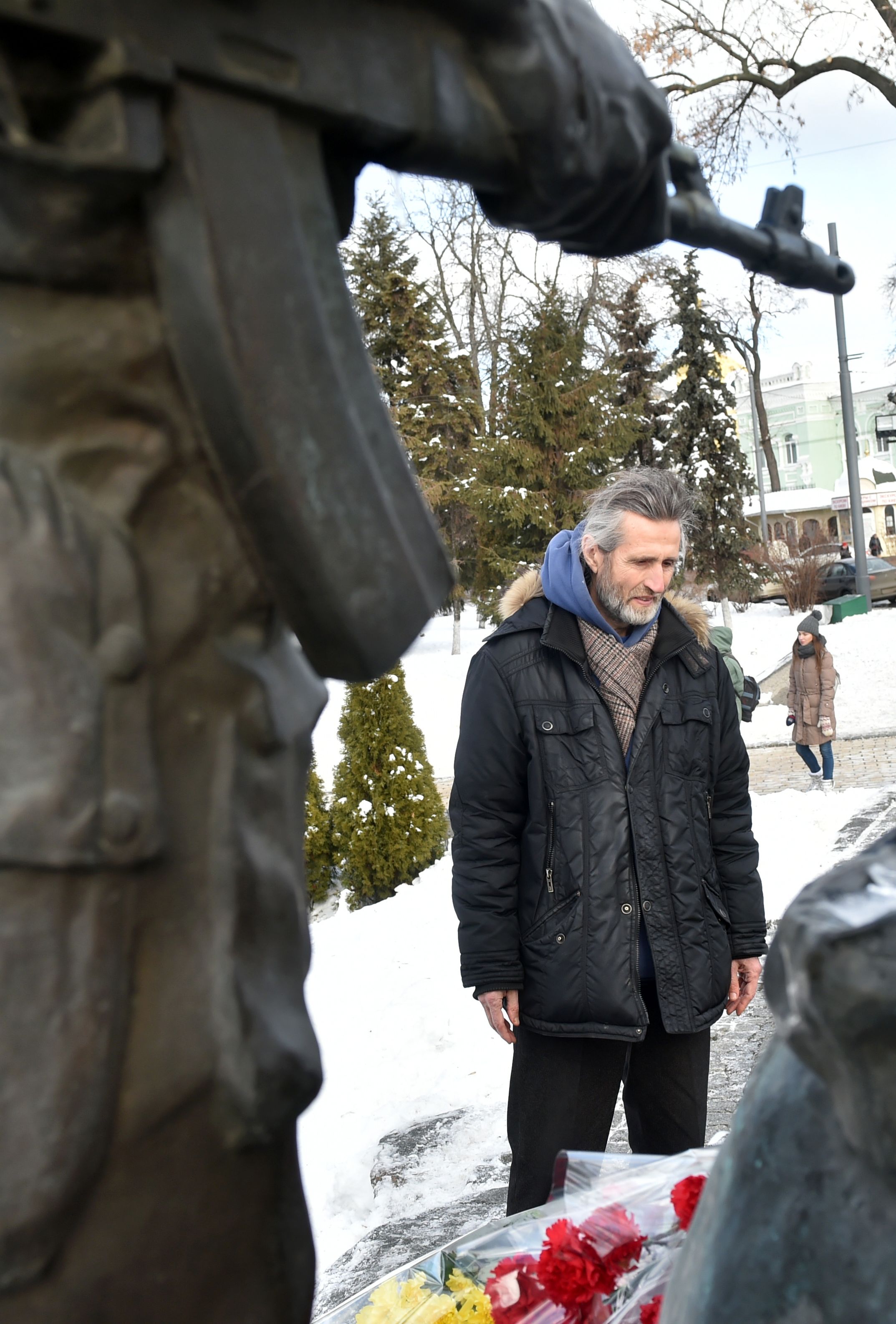 محارب قديم يقف أمام النصب التذكارى فى أوكرانيا لضحايا الحرب السوفيتية