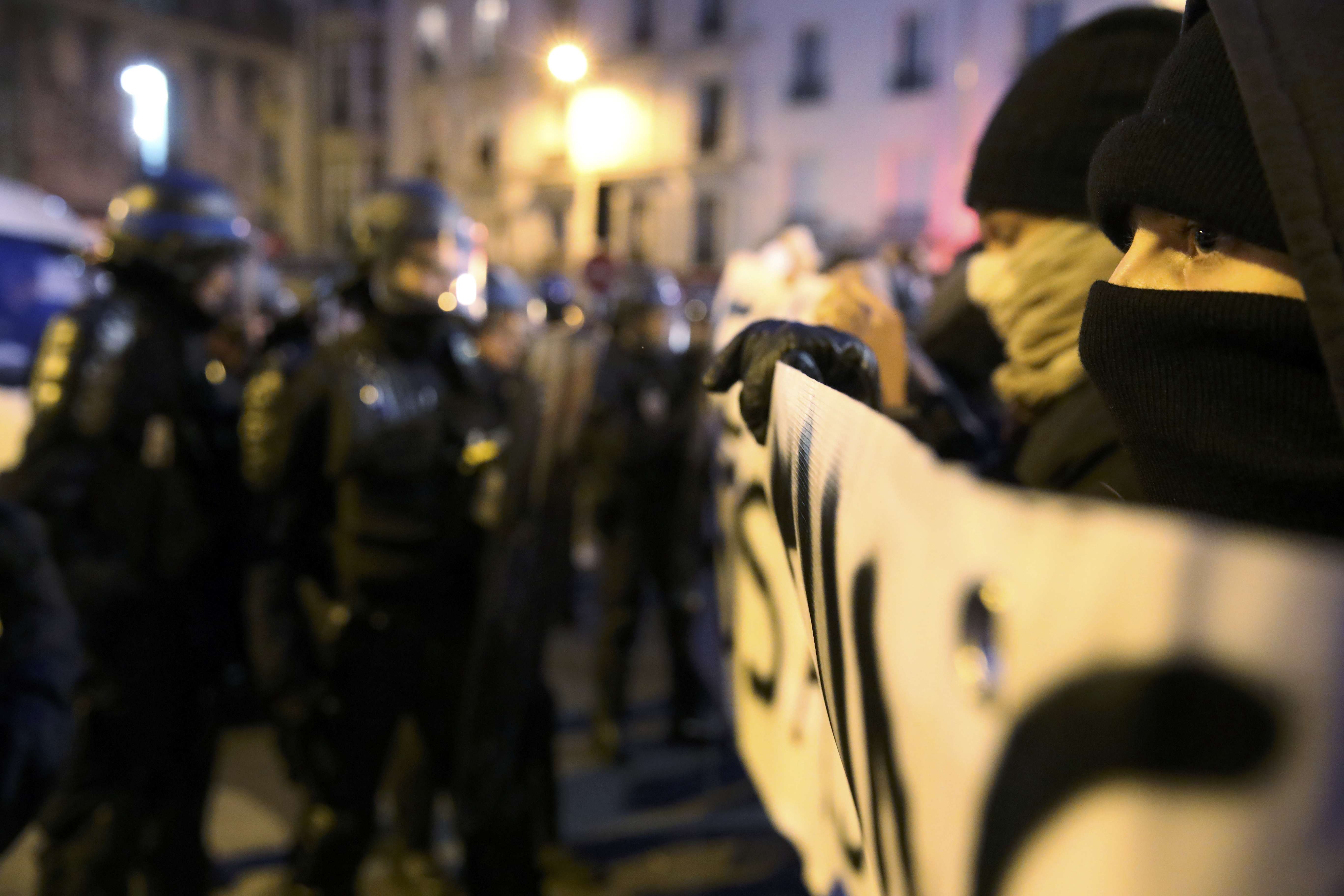 قوات الشرطة الفرنسية تفرض كردونا أمنيا حول التظاهرات