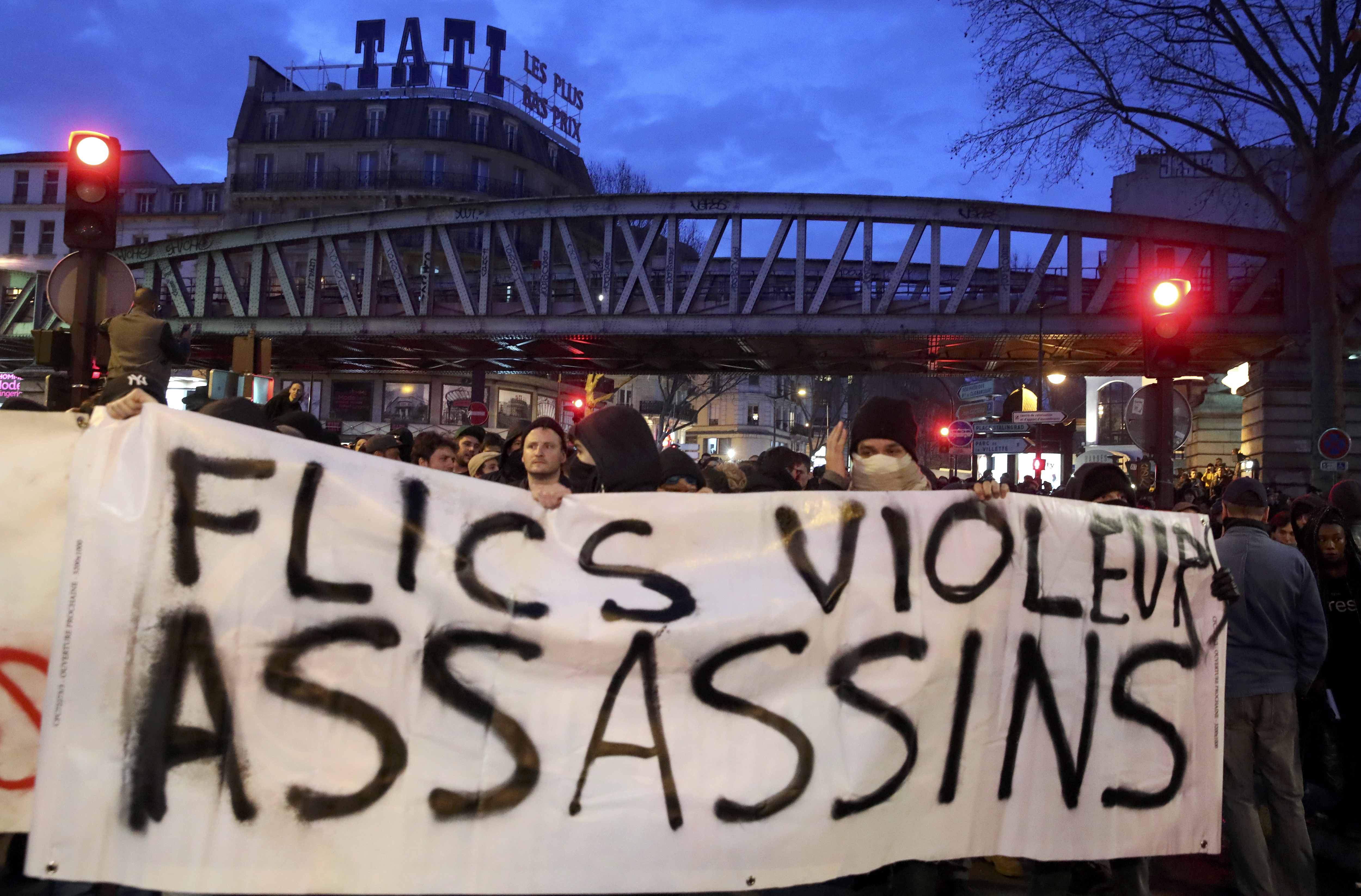 تجدد اشتعال المظاهرات في فرنسا على خلفية اغتصاب شاب أسود خلال اعتقاله