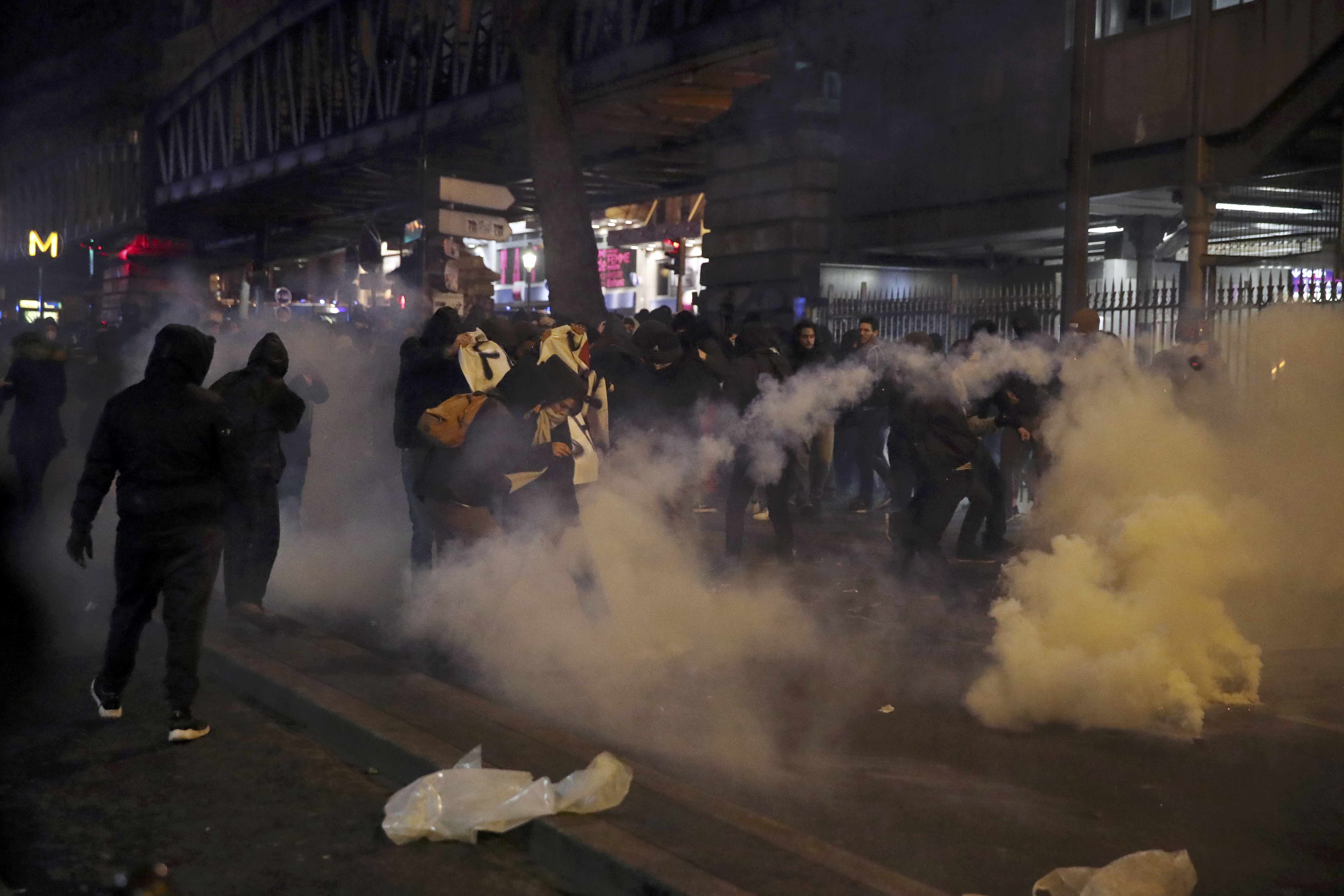 الشرطة الفرنسية تطلق قنابل الغاز المسيل للدموع