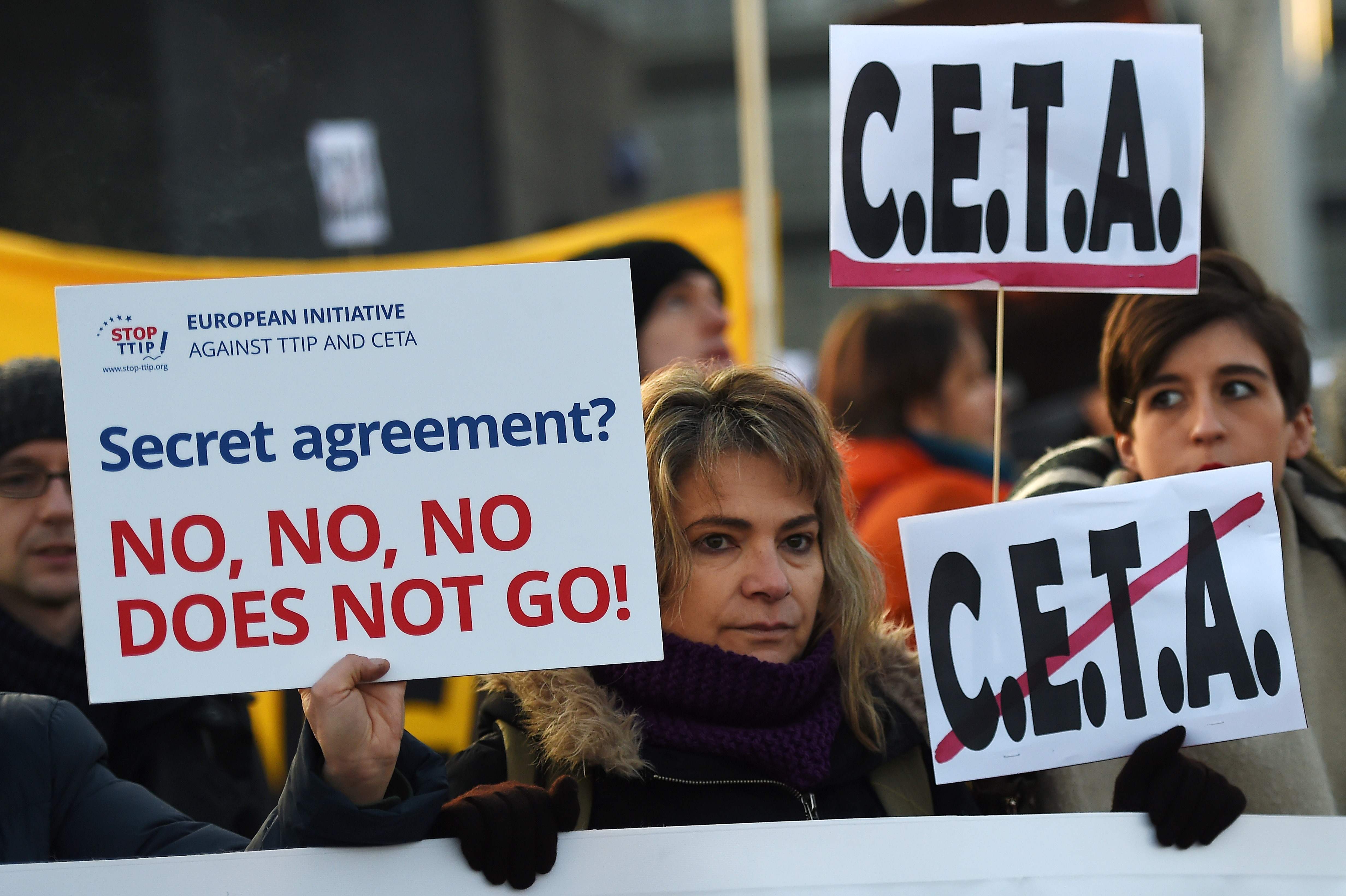 لافتات تطالب بوقف اتفاقية اقتصادية بين الاتحاد الأوروبى وكندا