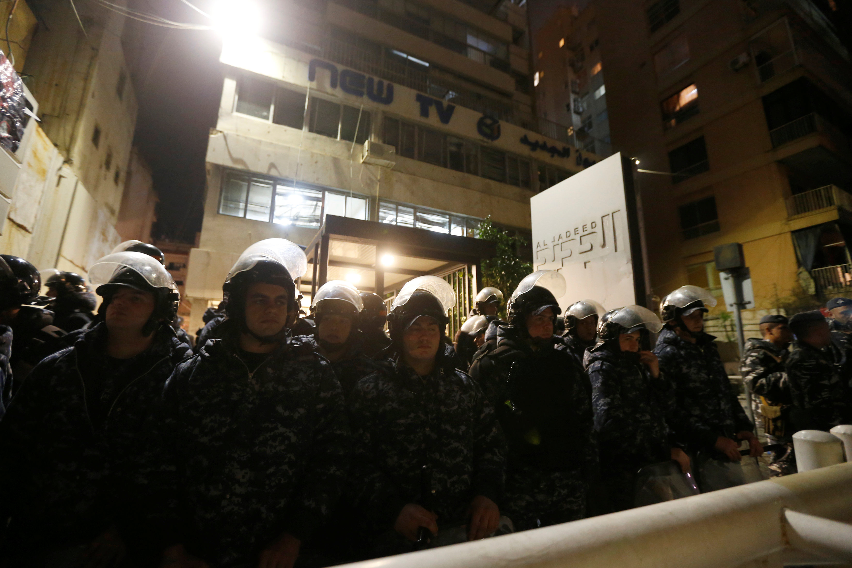 أفراد الأمن يصطفون أمام قناة الجديد اللبنانية لمنع الشيعة من اقتحامها