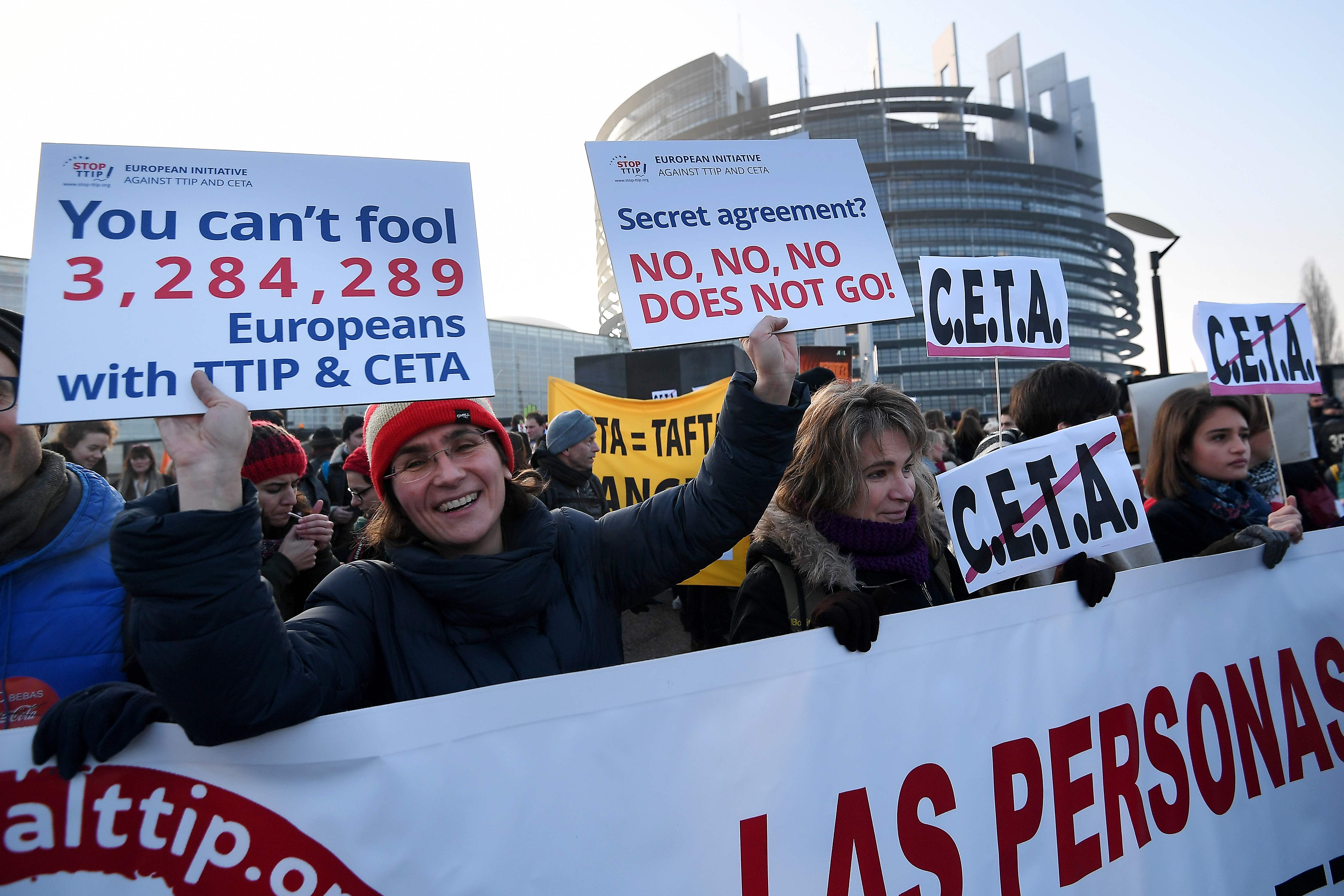 مظاهرة أمام البرلمان الأوروبى ضد اتفاقية اقتصادية بين الاتحاد الأوروبى وكندا