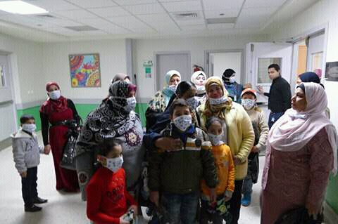المشاركون بالمبادرة داخل المستشفى