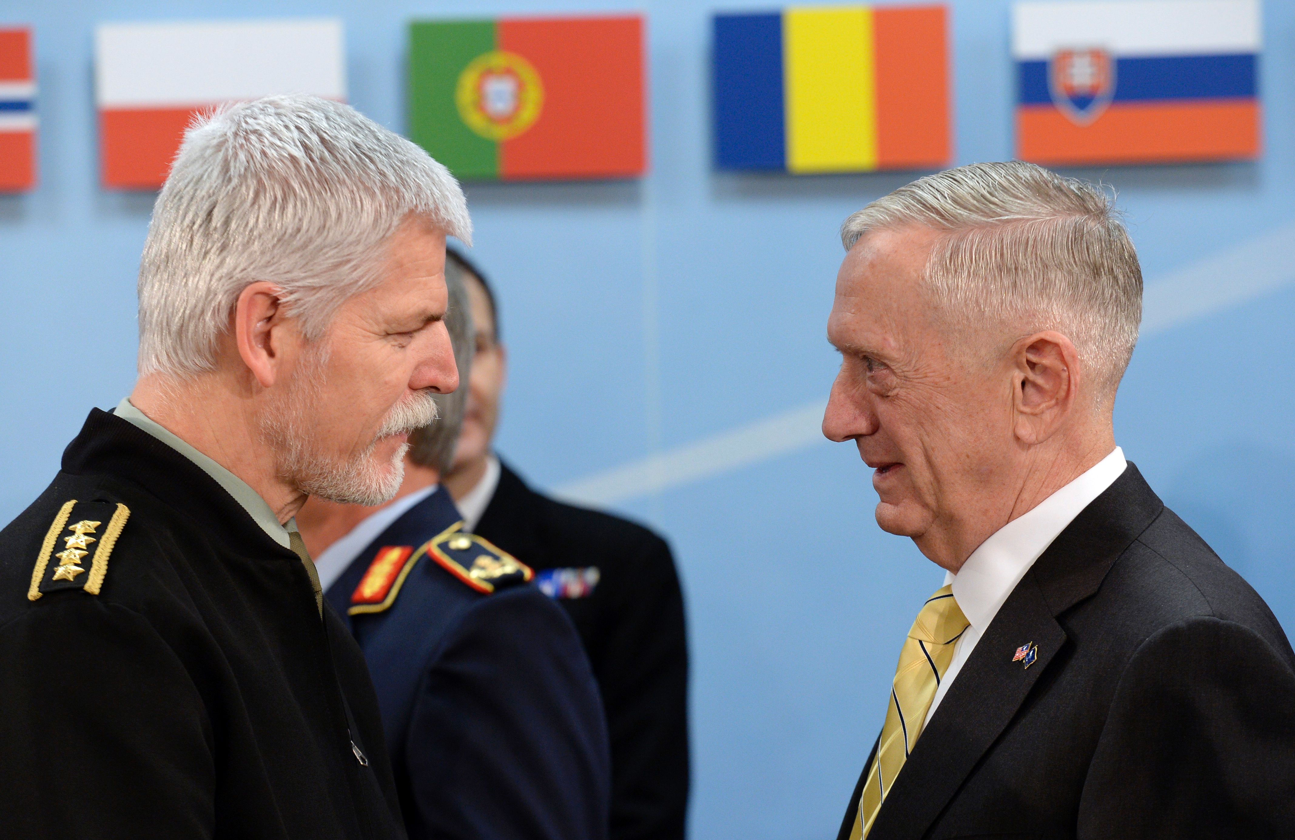 رئيس اللجنة العسكرية للناتو بيتر بافل مع وزير الدفاع الأمريكى