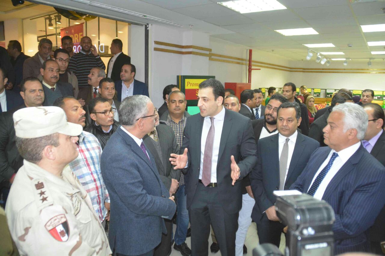 محافظ ورئيس مدينة المنيا يفتتحان هيبر ماركت (1)