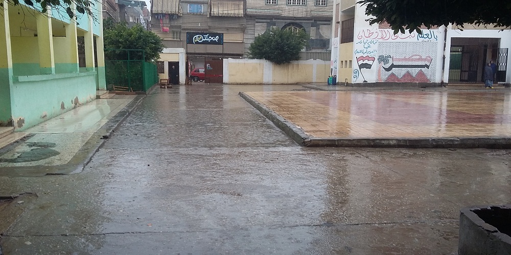 مياه الامطار تملئ فيناء المدرسة