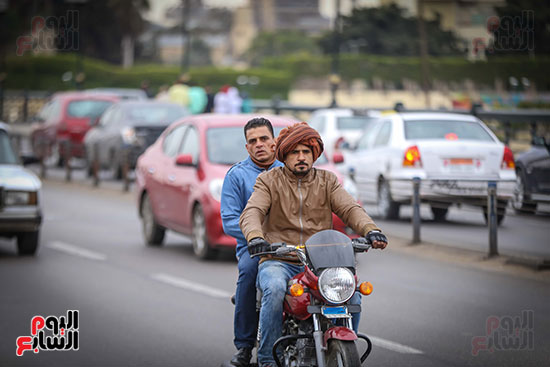 المصريون يتحدون البرد بالملابس الثقيلة