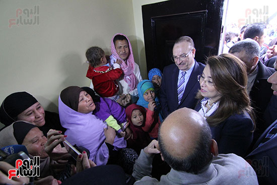 محافظ بنى سويف ووزيرة التضامن الاجتماعى يفتتحان إعمار 40 منزلا بقرية خورشيد (15)