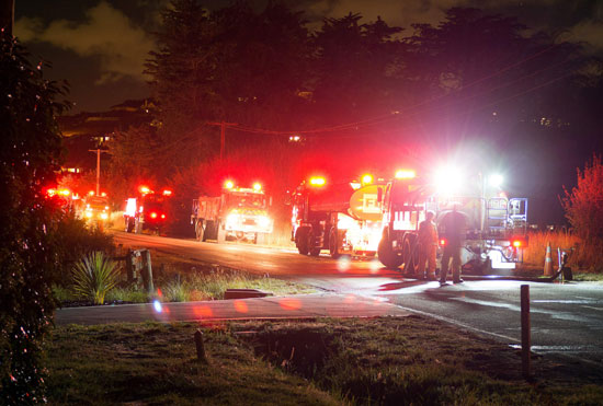 عشرات من سيارات الاطفاء تتجه صوب حرائق الغابات