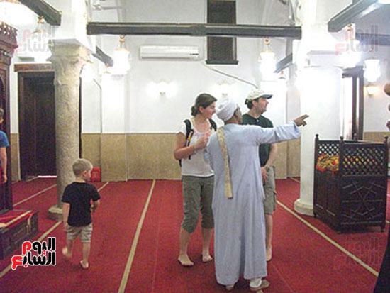 2--السياح-في-زيارة-ضريح-ومسجد-أبو-الحجاج-الأقصري
