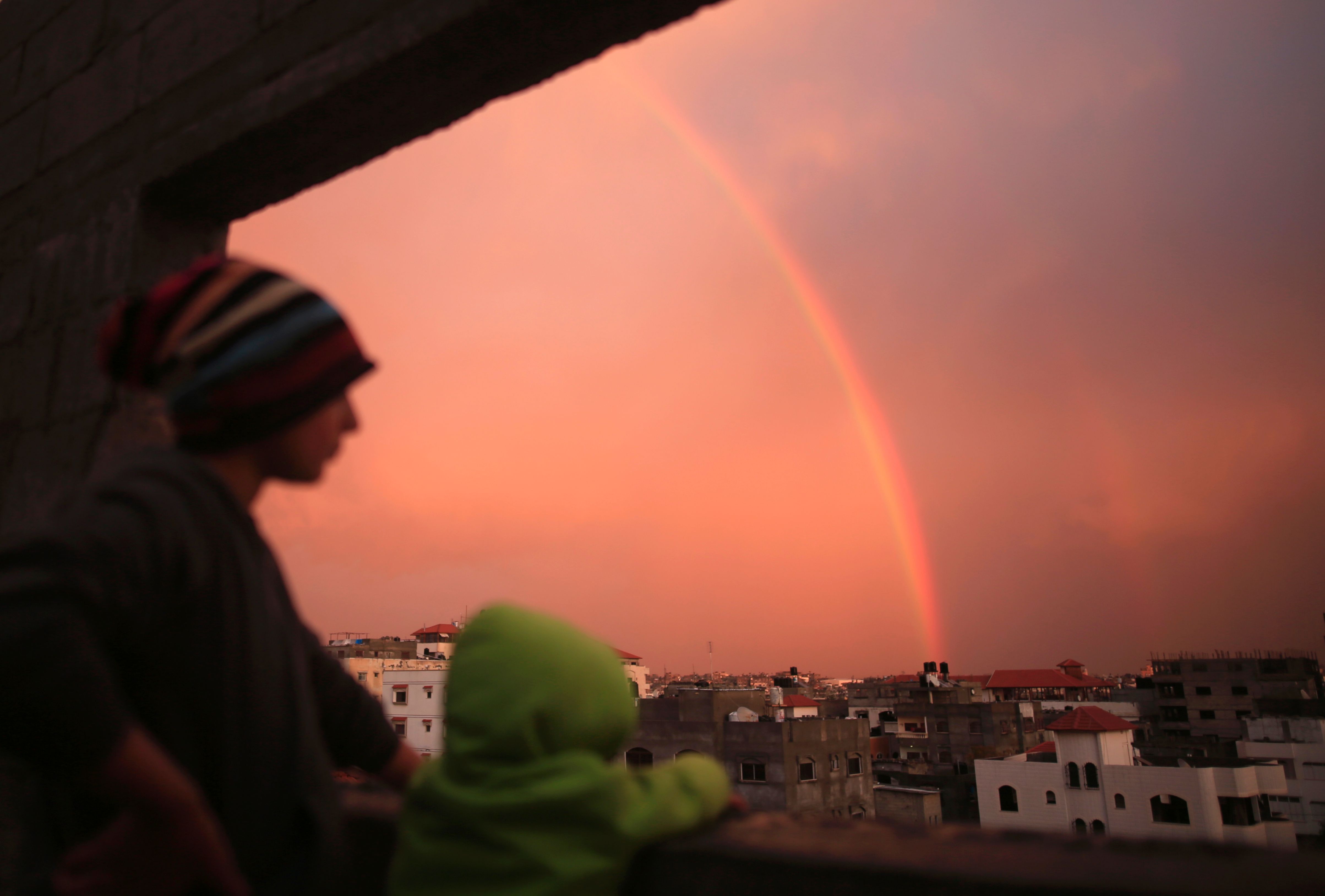 فلسطينييون يشاهدون ألوان الطيف فى سماء غزة