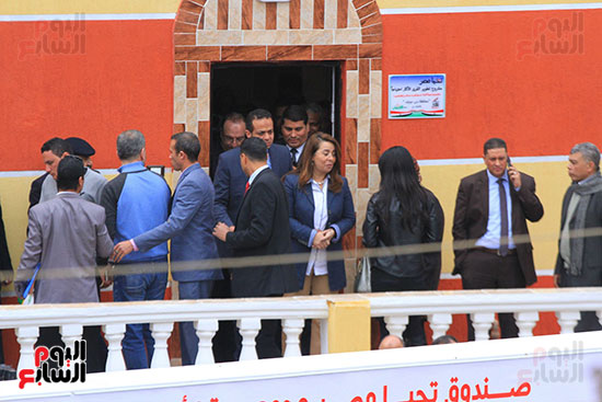 محافظ بنى سويف ووزيرة التضامن الاجتماعى يفتتحان إعمار 40 منزلا بقرية خورشيد (1)
