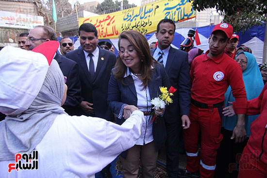 محافظ بنى سويف ووزيرة التضامن يضعان حجر أساس مستشفى الهلال الأحمر (4)