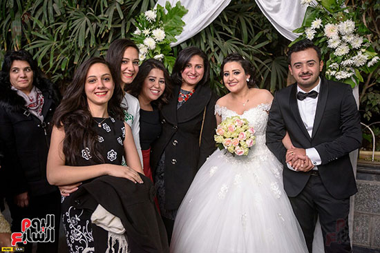 	أصدقاء العروس وشقيقتها يحتفلان بالزفاف