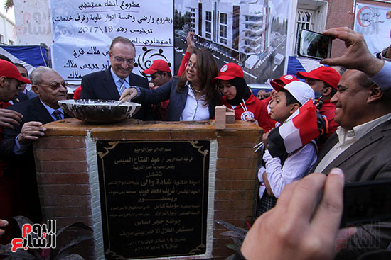 محافظ بنى سويف ووزيرة التضامن يضعان حجر أساس مستشفى الهلال الأحمر (2)