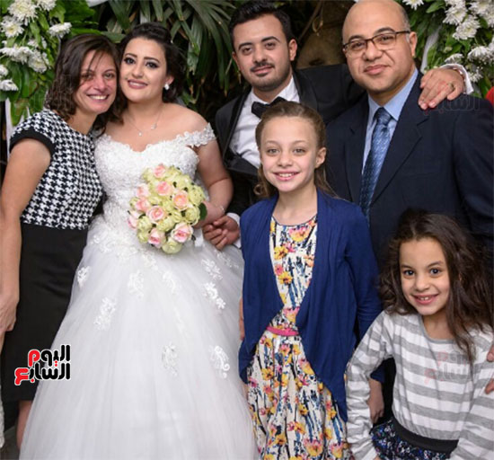 	عم العروس وزوجته وبناته يحتفلان بالعروسين