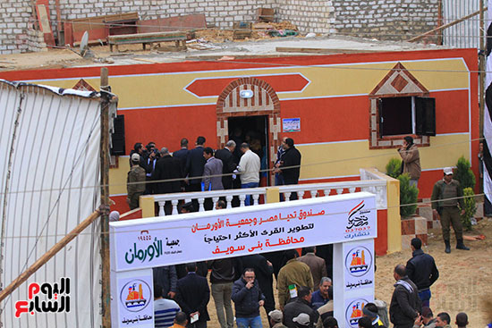 محافظ بنى سويف ووزيرة التضامن الاجتماعى يفتتحان إعمار 40 منزلا بقرية خورشيد (2)
