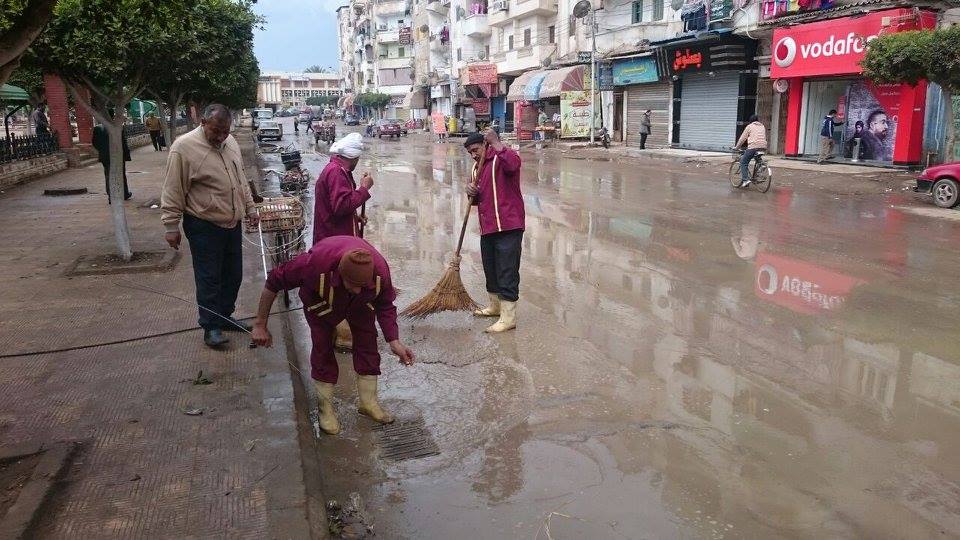 جانب من رفع مياه الأمطار وكنس الشوارع