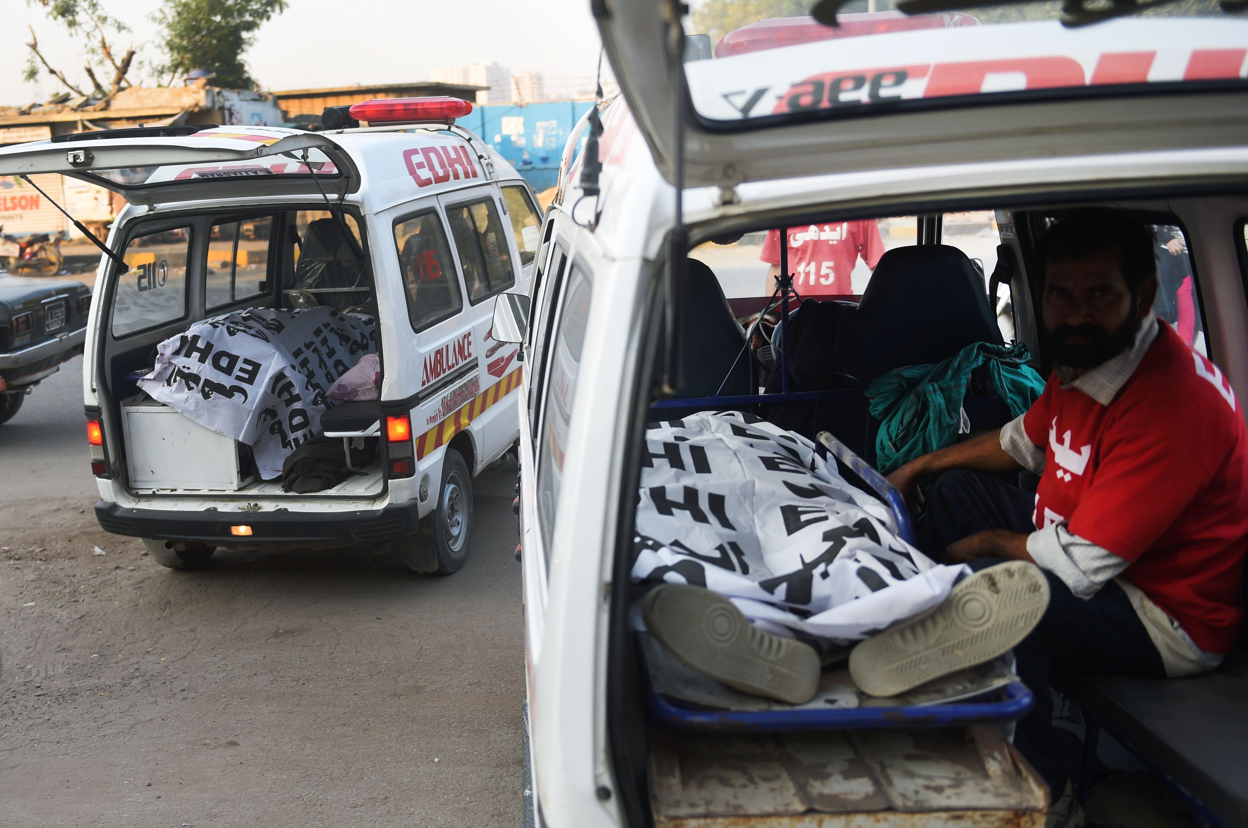 نقل جثامين ضحايا تفجير الضريح الباكستانى فى سيارات الإسعاف