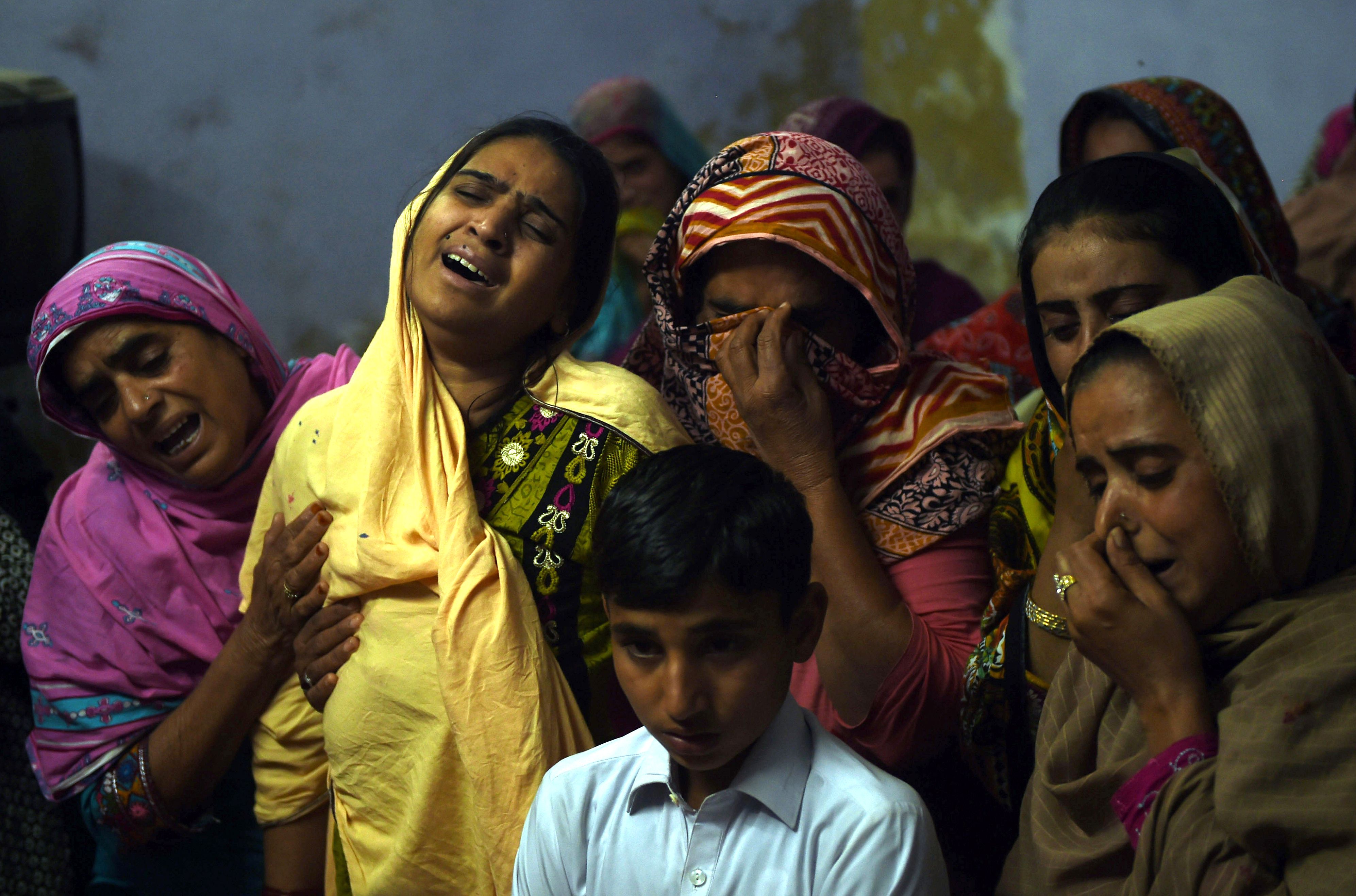الأطفال يبكون على فقدان والدهم فى تفجير ضريح باكستانى