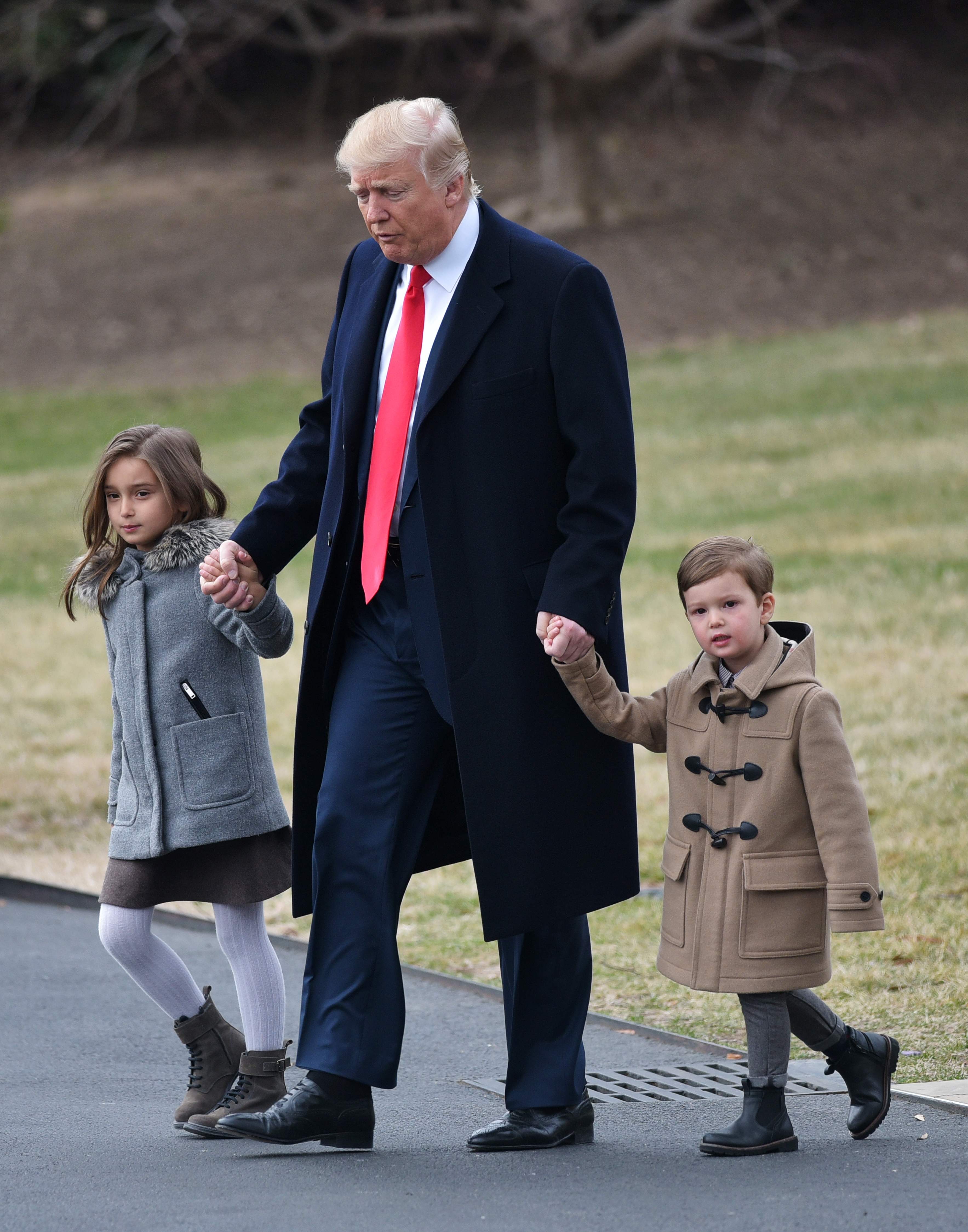 ترامب يصطحب أحفاده فى ساحات البيت الأبيض