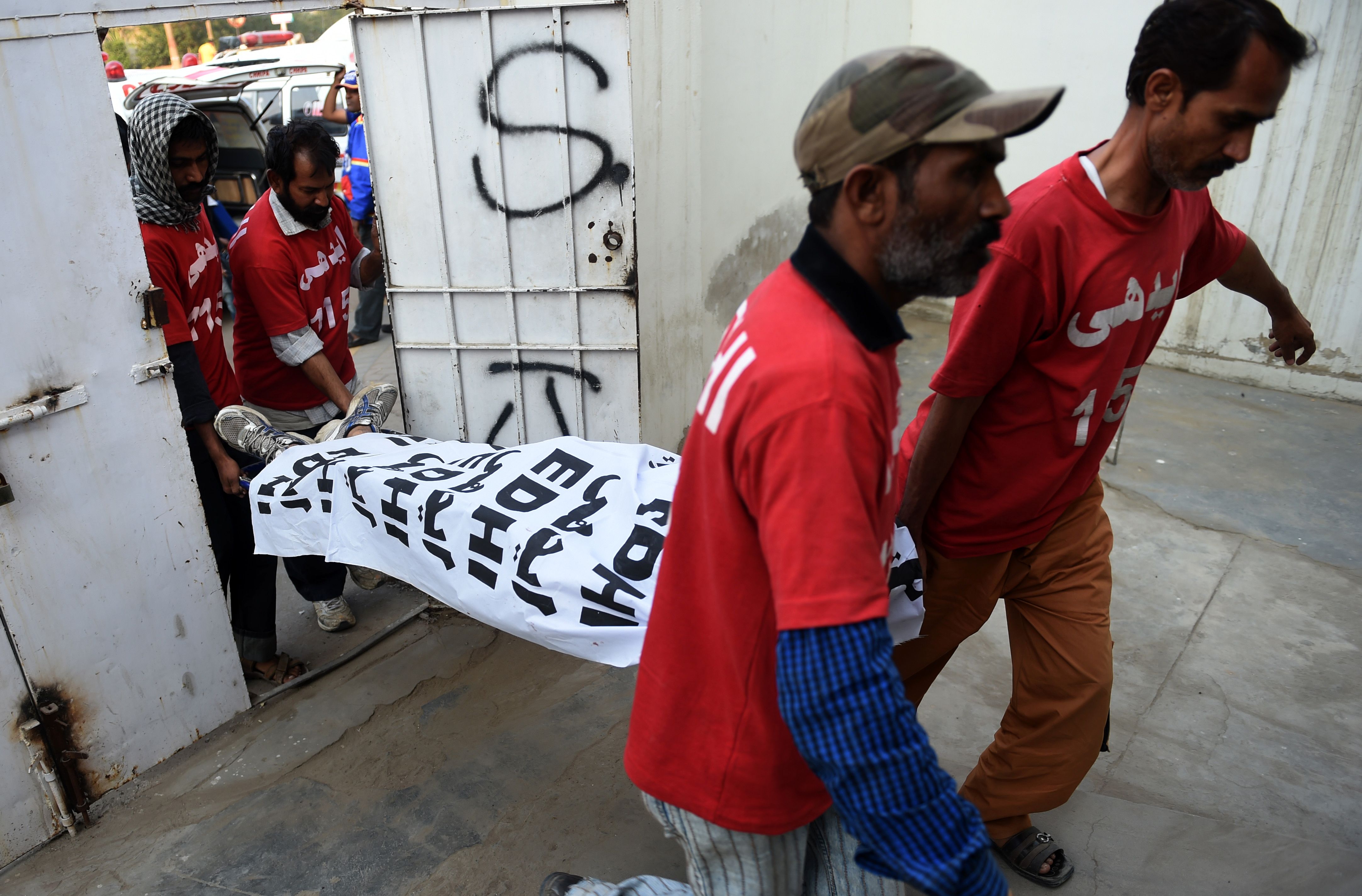المسعفون ينقلون جثامين ضحايا تفجير باكستان