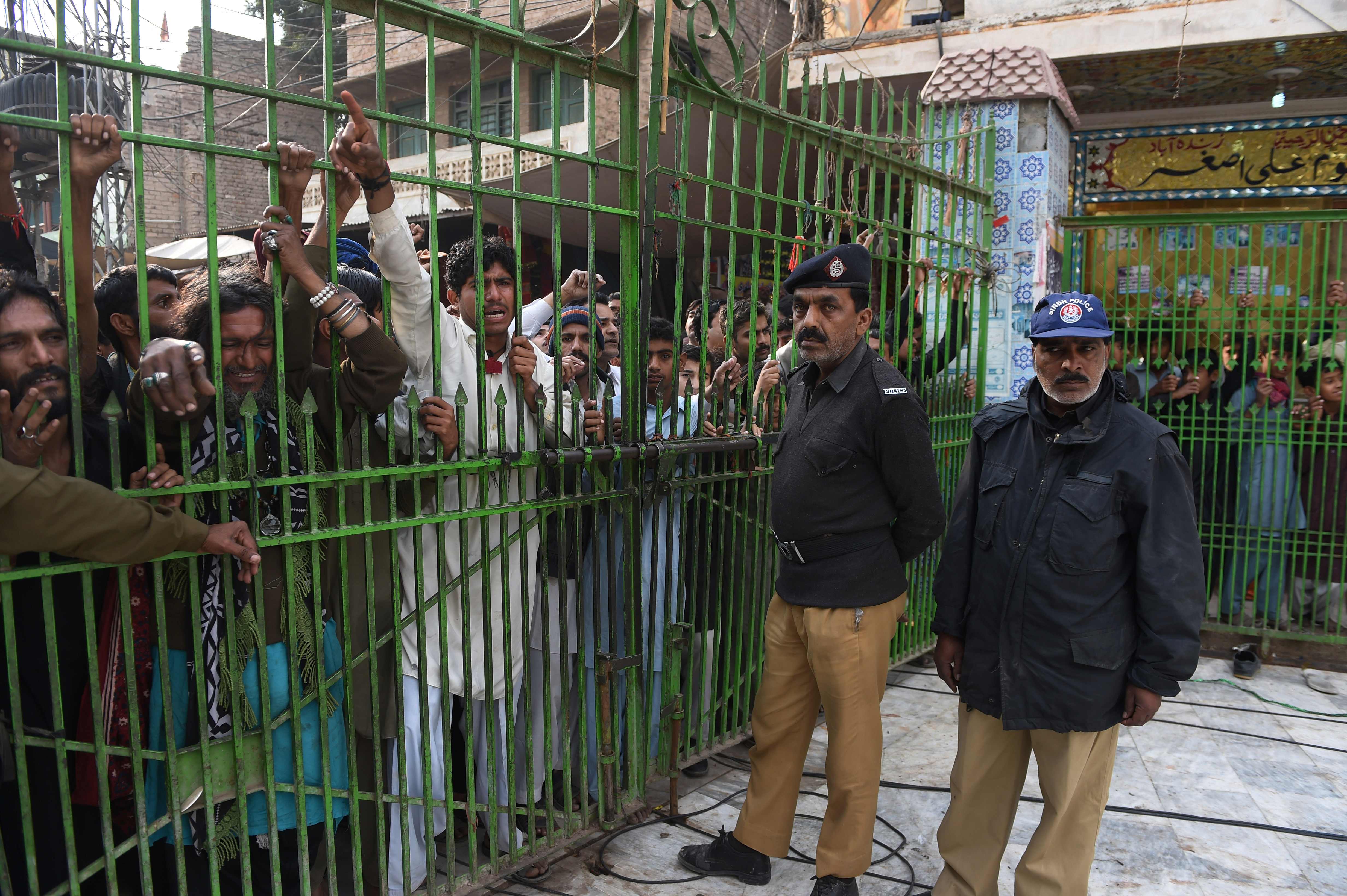 الشرطة تغلق ابواب الضريح الباكستانى أمام المواطنين بعد تفجيره