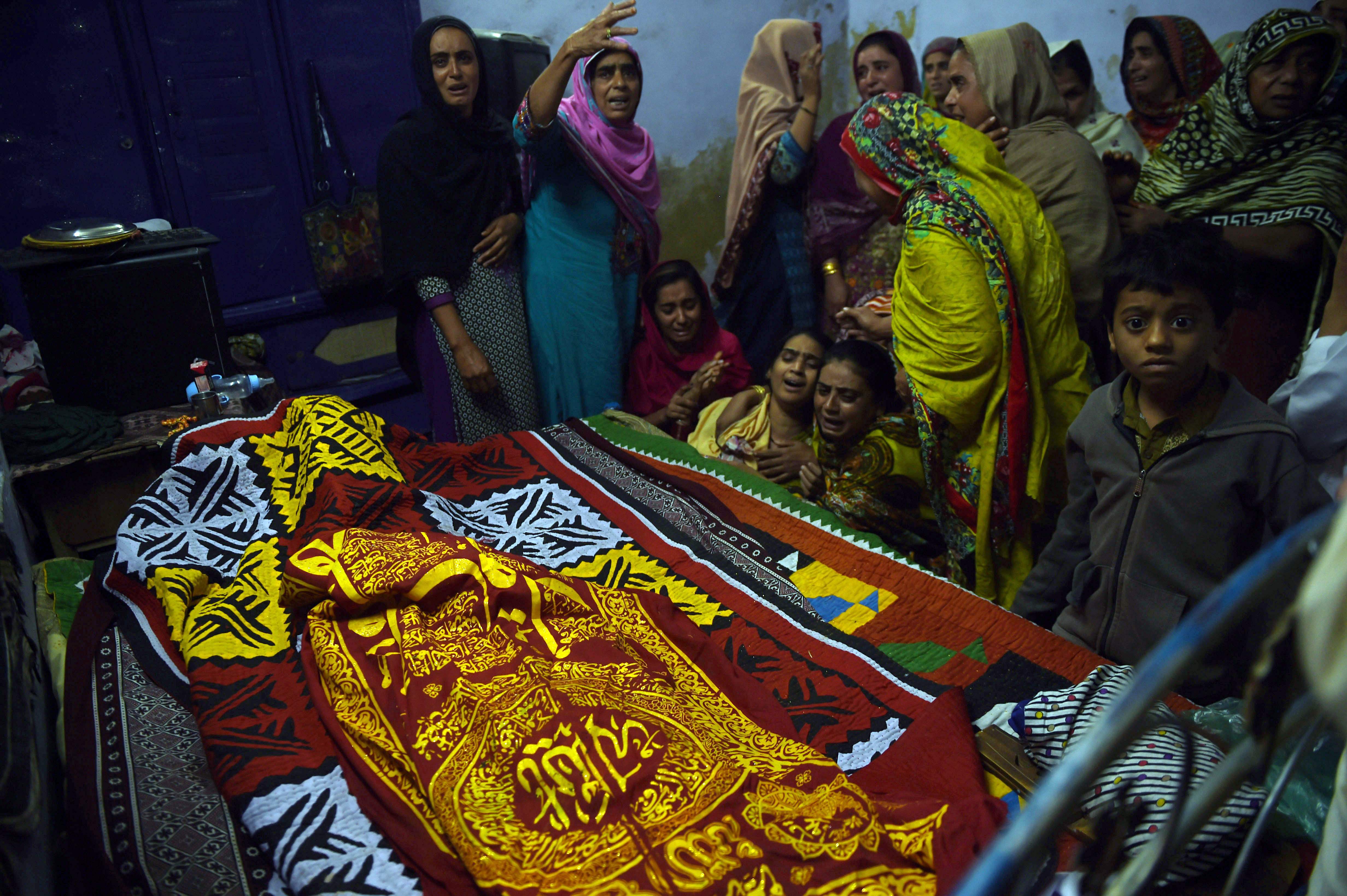 أسرة أحد ضحايا التفجير الباكستانى يبكون بجوار جثمانه