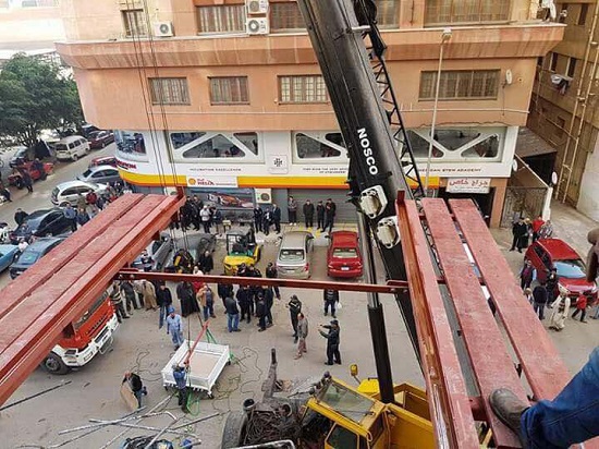 نقل إيمان بالرافعات من منزلها نقل إيمان بالرافعات من منزلها