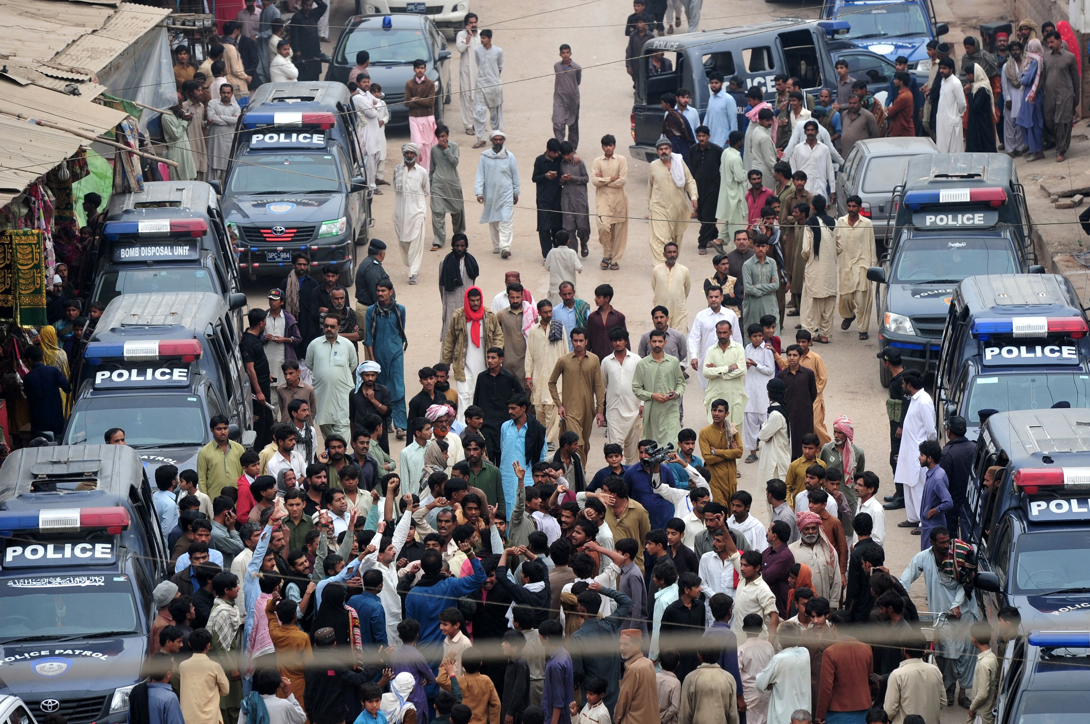 مظاهرات ضد التفجيرات الإرهابية التى استهدفت ضريح باكستانى