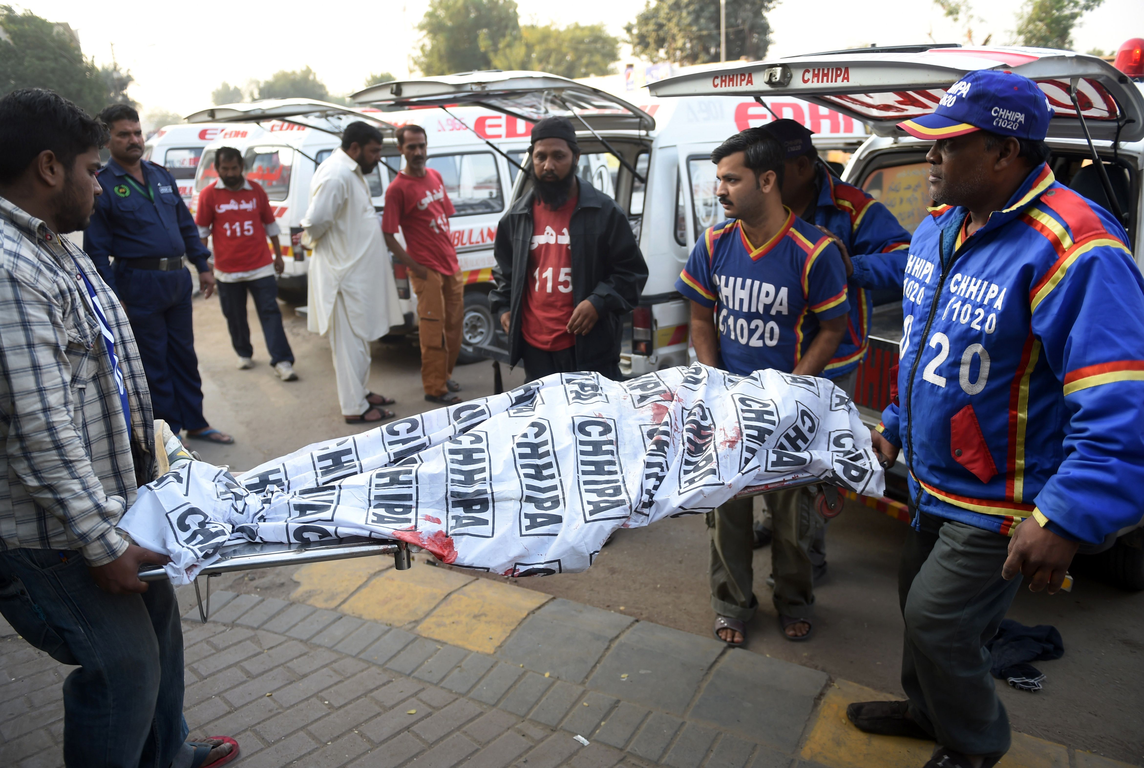 نقل جثامين ضحايا التفجير الإرهابى فى باكستان تمهيدًا لتشييعهم لمثواهم الأخير