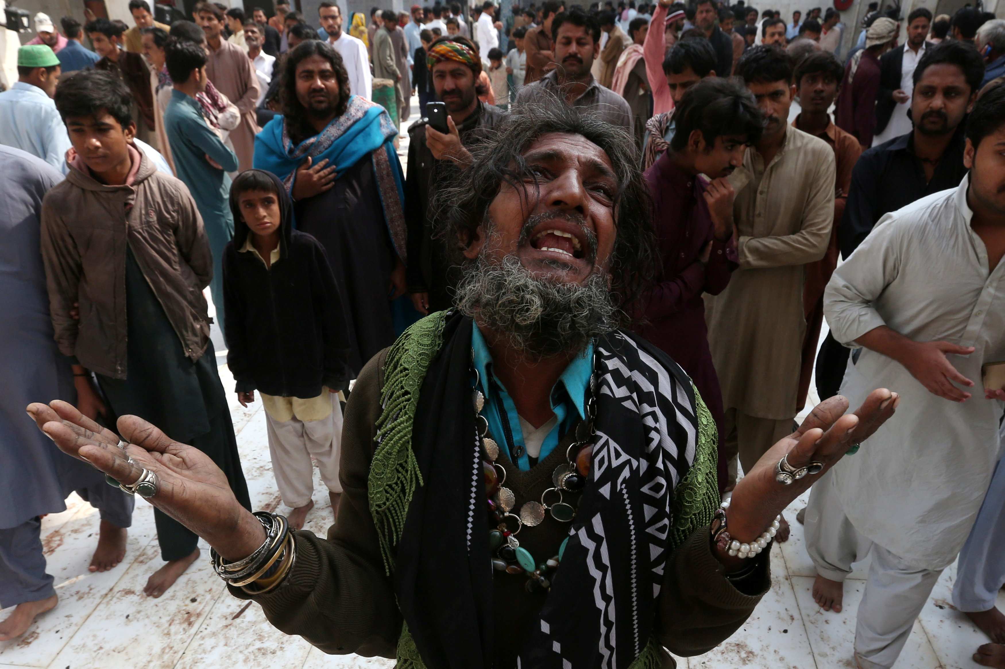 رجل يصرخ حزنًا على ضحايا التفجير الإرهابى فى باكستان