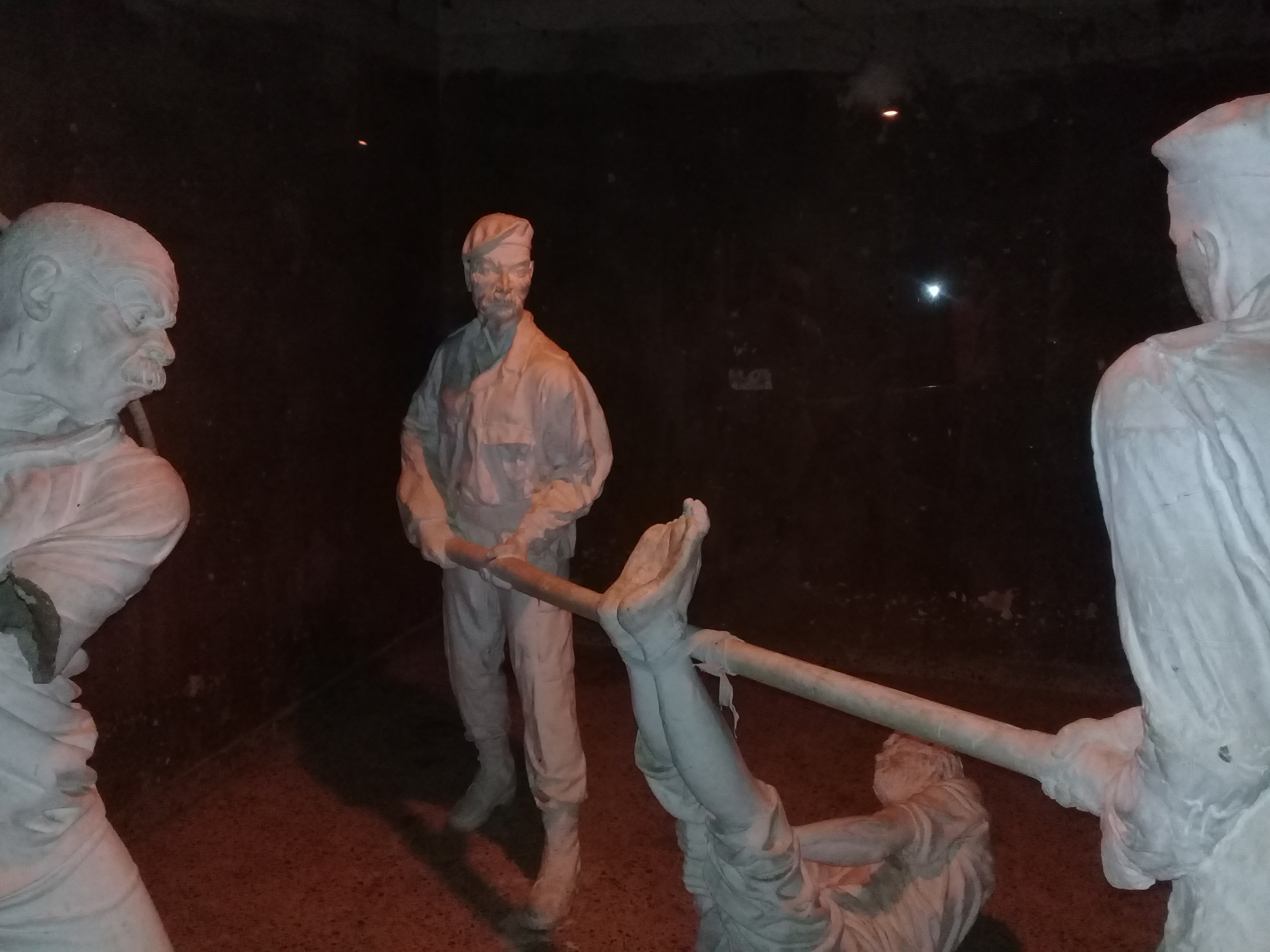 تمثال لأحد عناصر حزب البعث وهو يقوم بتعذيب كردى