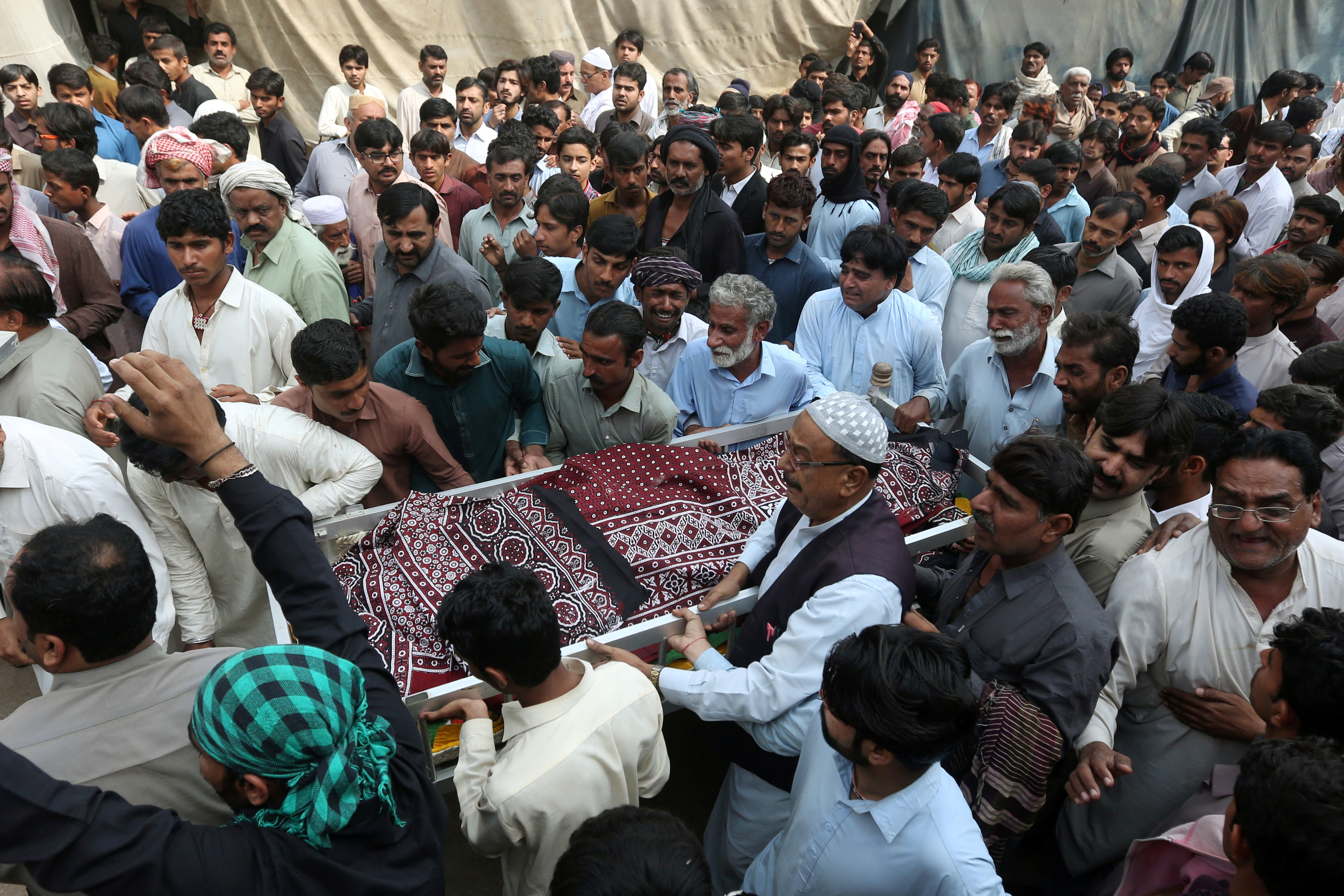 تشييع جثمان أحد ضحايا تفجير باكستان