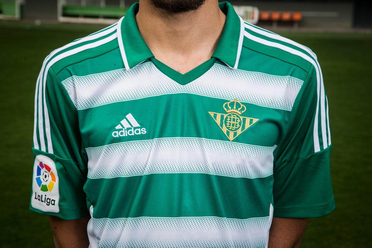 قميص ريال بيتيس بالخطوط العرضية وليست الرأسية