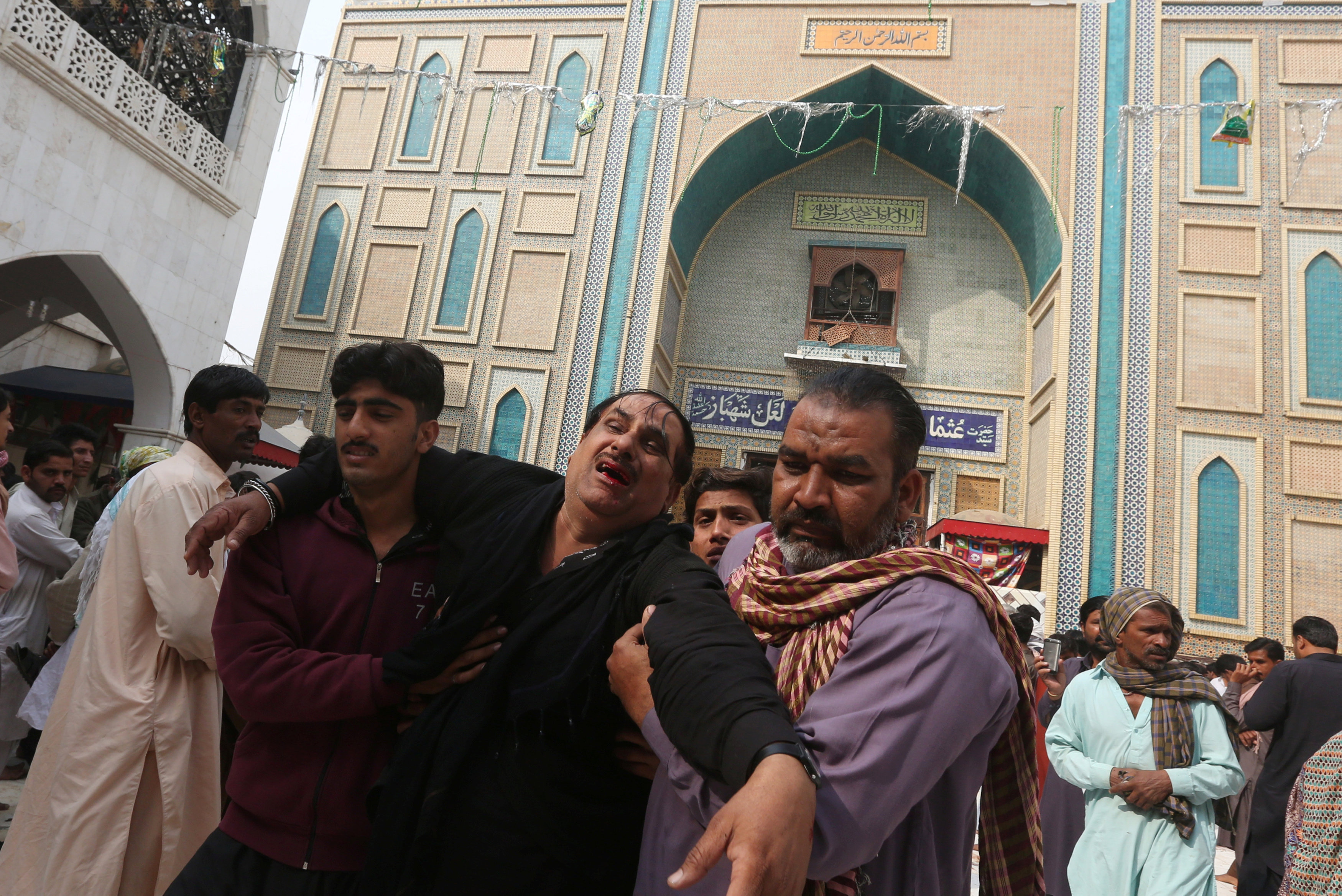 رجل ينهار حزنًا على فقدان أحد أقاربه فى تفجير ضريح بباكستان